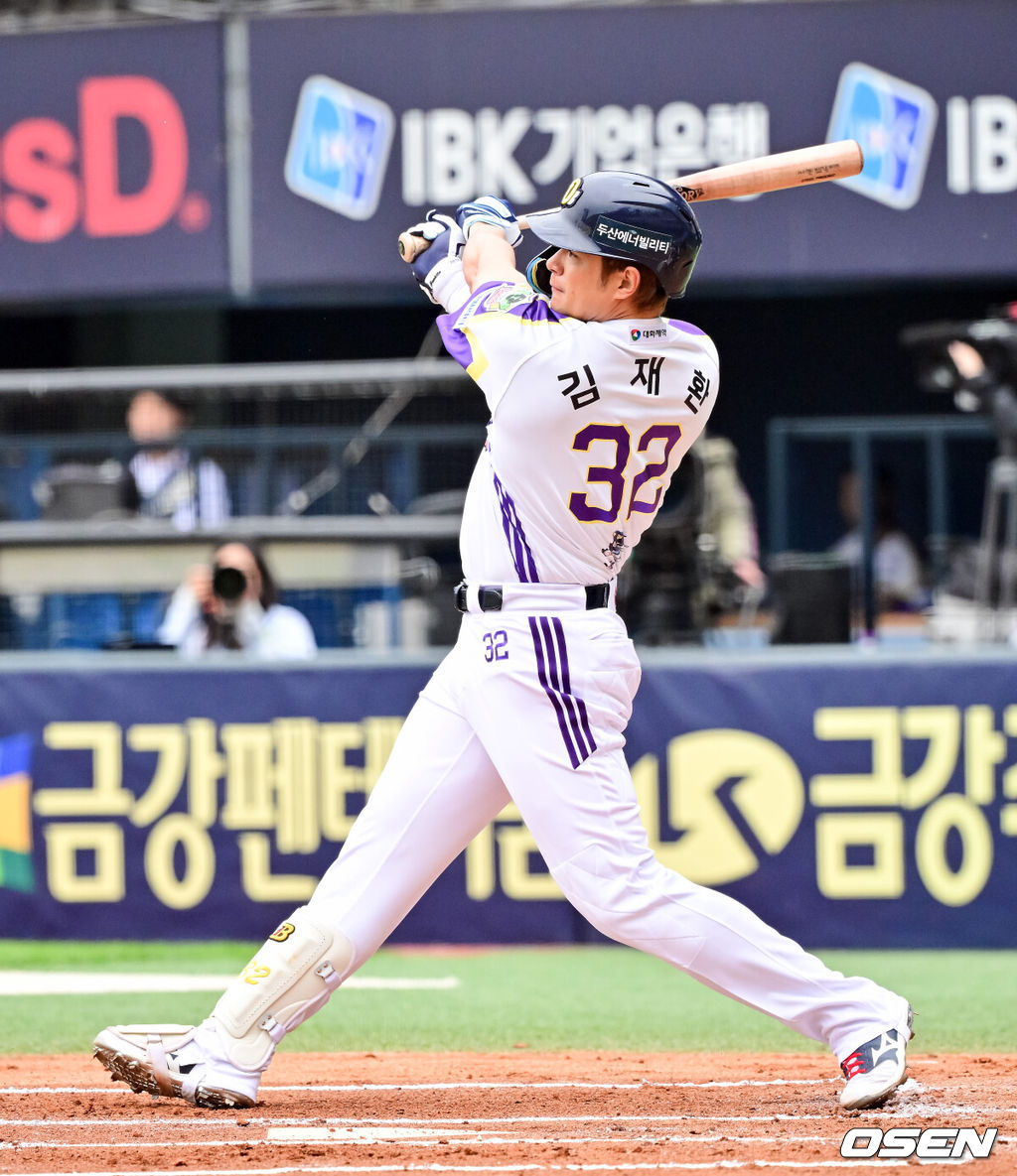 5일 오후 서울 잠실구장에서 ‘2025 신한 SOL BANK KBO리그’ 두산 베어스와 LG 트윈스의 경기가 진행됐다.이날 경기에는 두산은 콜어빈을 LG은 송승기를 선발투수로 내세웠다.1회말 2사 2루 두산 김재환이 선취 1타점 적시타를 날리고 있다. 2025.05.05 / soul1014@osen.co.kr