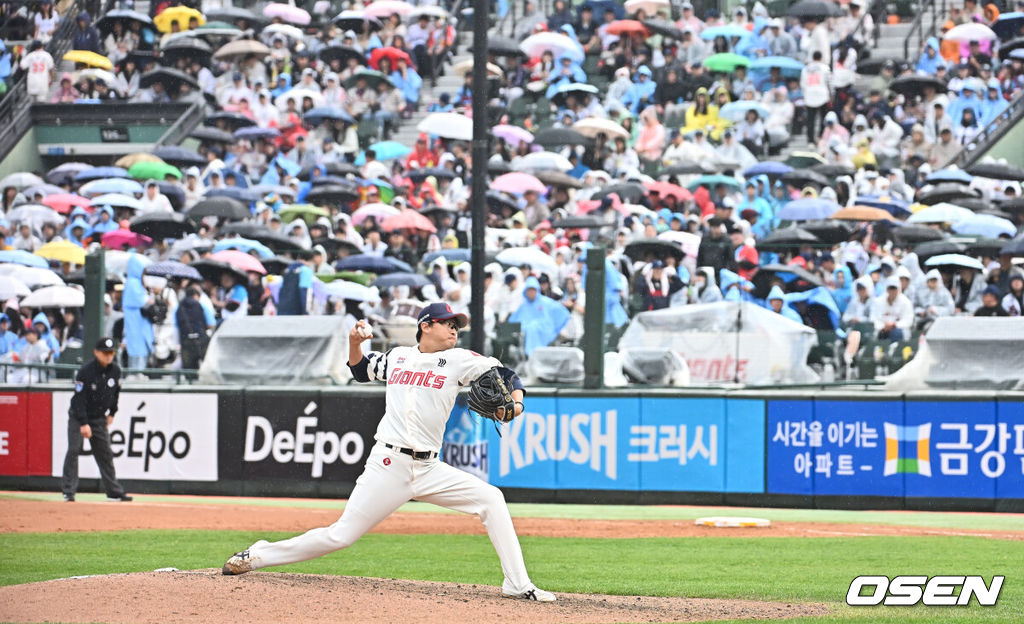 6일 부산 사직야구장에서 2025 신한 SOL 뱅크 KBO 리그 롯데 자이언츠와 SSG 랜더스의 경기가 열렸다. 홈팀 롯데는 박세웅, 방문팀 SSG는 문승원이 선발 출전했다.롯데 자이언츠 선발 투수 박세웅이 역투하고 있다. 2025.05.06 / foto0307@osen.co.kr