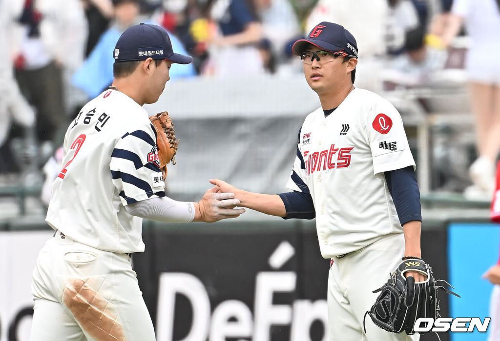 6일 부산 사직야구장에서 2025 신한 SOL 뱅크 KBO 리그 롯데 자이언츠와 SSG 랜더스의 경기가 열렸다. 홈팀 롯데는 박세웅, 방문팀 SSG는 문승원이 선발 출전했다.롯데 자이언츠 선발 투수 박세웅이 7회초 1사 1루 SSG 랜더스 김성현을 3루수 병살로 잡고 고승민과 하이파이브를 하고 있다. 2025.05.06 / foto0307@osen.co.kr