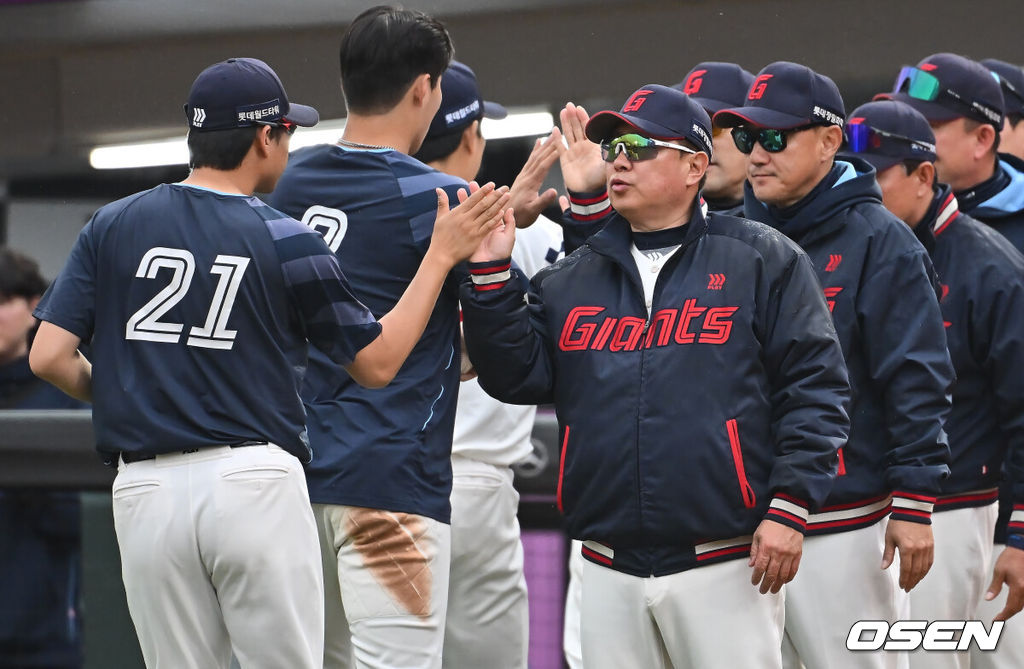 6일 부산 사직야구장에서 2025 신한 SOL 뱅크 KBO 리그 롯데 자이언츠와 SSG 랜더스의 경기가 열렸다. 홈팀 롯데는 박세웅, 방문팀 SSG는 문승원이 선발 출전했다.롯데 자이언츠 김태형 감독이 SSG 랜더스에 6-0으로 승리한 후 박세웅과 하이파이브를 하고 있다. 2025.05.06 / foto0307@osen.co.kr