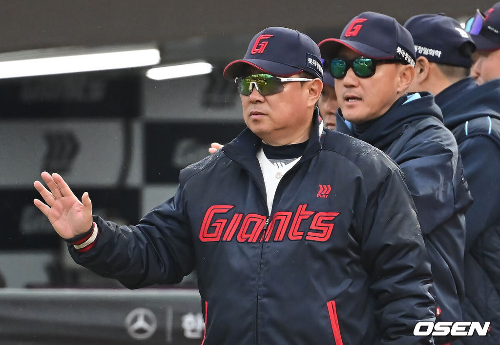 6일 부산 사직야구장에서 2025 신한 SOL 뱅크 KBO 리그 롯데 자이언츠와 SSG 랜더스의 경기가 열렸다. 홈팀 롯데는 박세웅, 방문팀 SSG는 문승원이 선발 출전했다.롯데 자이언츠 김태형 감독이 SSG 랜더스에 6-0으로 승리한 후 하이파이브를 하고 있다. 2025.05.06 / foto0307@osen.co.kr