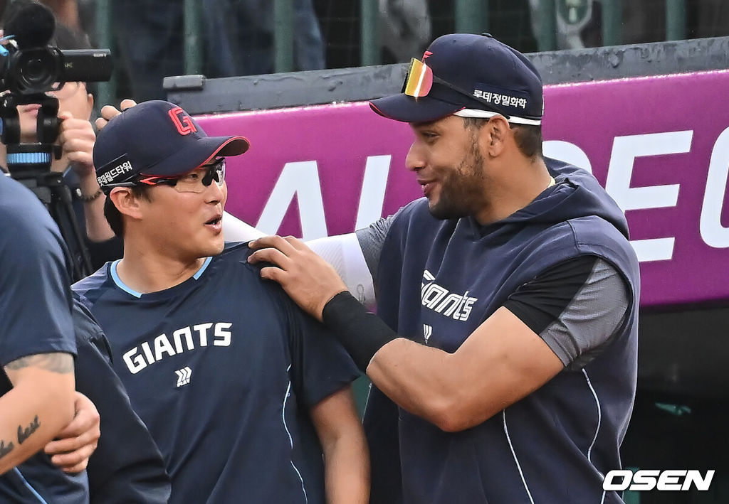 6일 부산 사직야구장에서 2025 신한 SOL 뱅크 KBO 리그 롯데 자이언츠와 SSG 랜더스의 경기가 열렸다. 홈팀 롯데는 박세웅, 방문팀 SSG는 문승원이 선발 출전했다.롯데 자이언츠 박세웅이 SSG 랜더스에 6-0으로 승리한 후 레이예스의 축하를 받고 있다. 2025.05.06 / foto0307@osen.co.kr