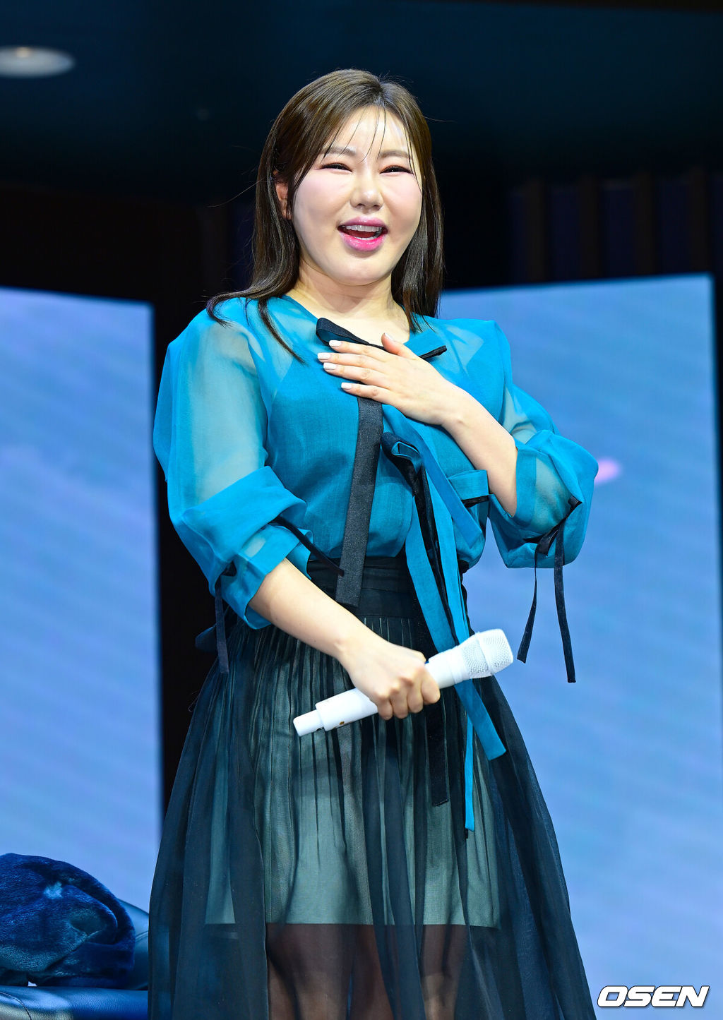 11일 오후 서울 스카이아트홀 가수 송가인의 정규 4집 앨범 발매 기념 쇼케이스 행사가 열렸다. 이번 4집 앨범은 기존 정통 트로트 뿐 아니라 발랃, 모던 가요 등 장르의 곡들로 가득 채웠다. 더블 타이틀곡 '아사달'과 '눈물이 난다'를 비롯해 직접 작사에 참여한 '평생' 등 총 9곡을 담았다.가수 송가인이 미소짓고 있다.  2025.02.11 / ksl0919@osen.co.kr  