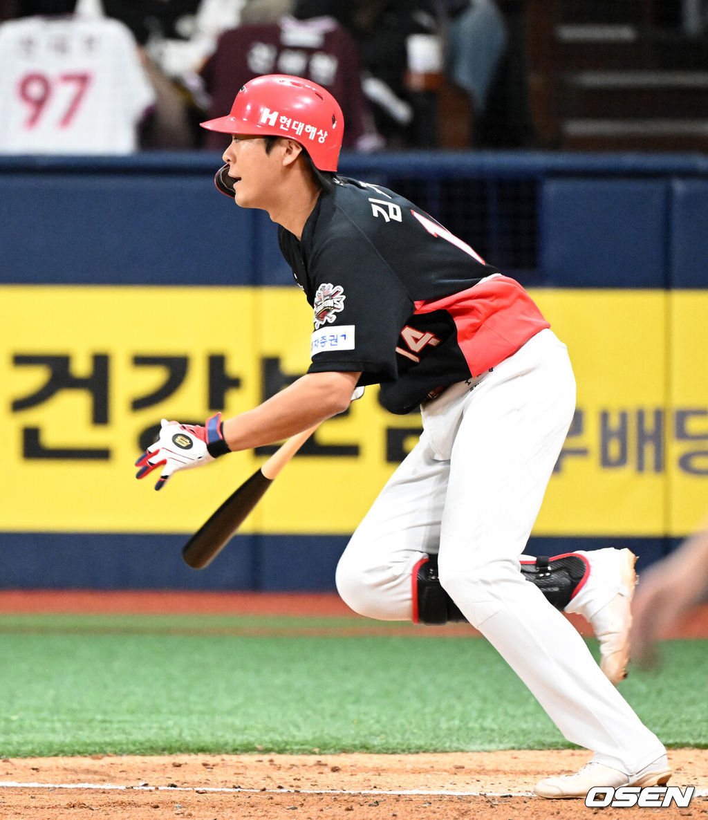 6일 오후 서울 고척스카이돔에서 2025 신한 SOL Bank KBO리그 키움 히어로즈와 KIA 타이거즈의 경기가 열렸다.키움은 조영건, 롯데는 김도현을 선발 투수로 내세웠다.8회초 무사 1,2루에서 KIA 김규성이 우전 적시타를 치고 있다. 2025.05.06 /sunday@osen.co.kr