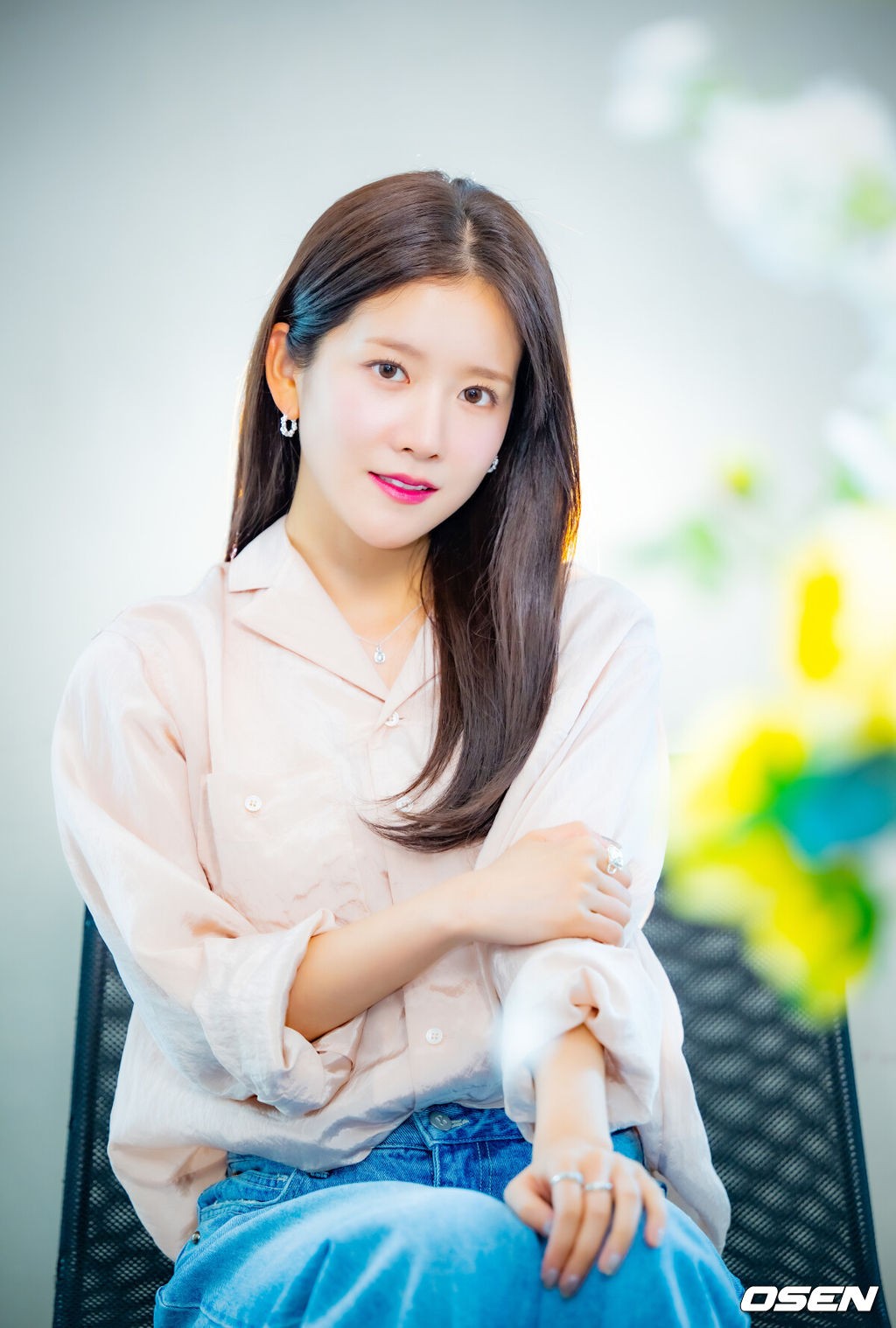배우 추소정이 최근 서울 마포구 합정동 OSEN 사옥에서 인터뷰를 가졌다.배우 추소정(우주소녀 엑시)은 tvN 월화드라마 ‘이혼보험’에서 보험 사고의 손해액을 결정해 보험금을 지급하는 손해사정사 조아영 역을 맡아 열연을 펼쳤다.배우 추소정이 카메라 앞에서 포즈를 취하고 있다. 2025.05.07 / rumi@osen.co.kr
