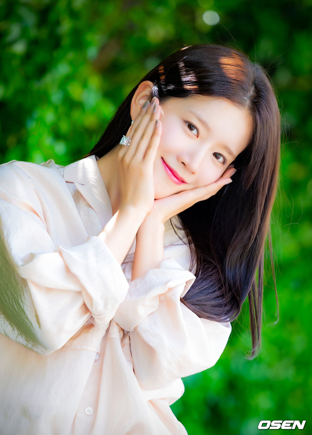 배우 추소정이 최근 서울 마포구 합정동 OSEN 사옥에서 인터뷰를 가졌다.배우 추소정(우주소녀 엑시)은 tvN 월화드라마 ‘이혼보험’에서 보험 사고의 손해액을 결정해 보험금을 지급하는 손해사정사 조아영 역을 맡아 열연을 펼쳤다.배우 추소정이 카메라 앞에서 포즈를 취하고 있다. 2025.05.07 / rumi@osen.co.kr