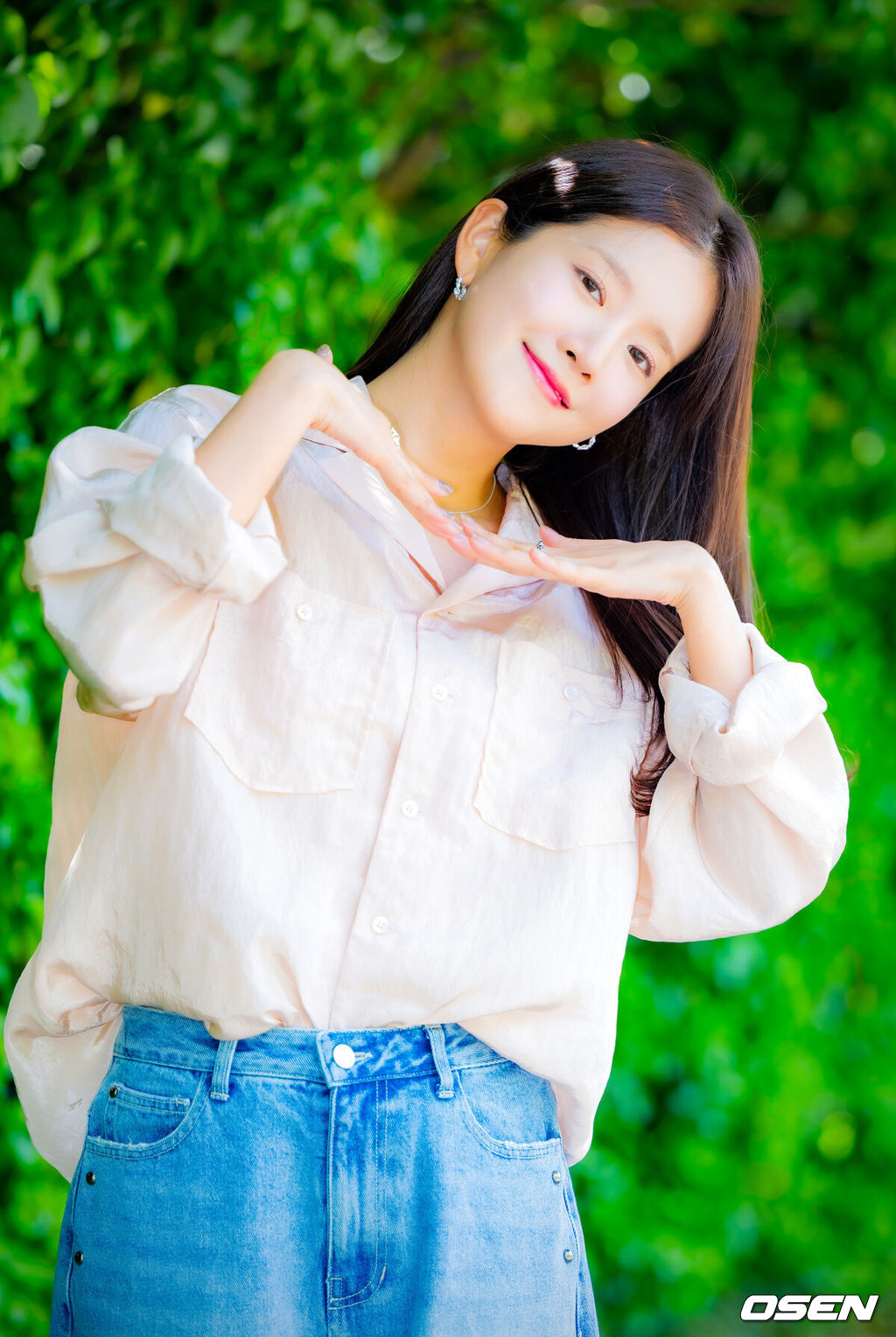 배우 추소정이 최근 서울 마포구 합정동 OSEN 사옥에서 인터뷰를 가졌다.배우 추소정(우주소녀 엑시)은 tvN 월화드라마 ‘이혼보험’에서 보험 사고의 손해액을 결정해 보험금을 지급하는 손해사정사 조아영 역을 맡아 열연을 펼쳤다.배우 추소정이 카메라 앞에서 포즈를 취하고 있다. 2025.05.07 / rumi@osen.co.kr