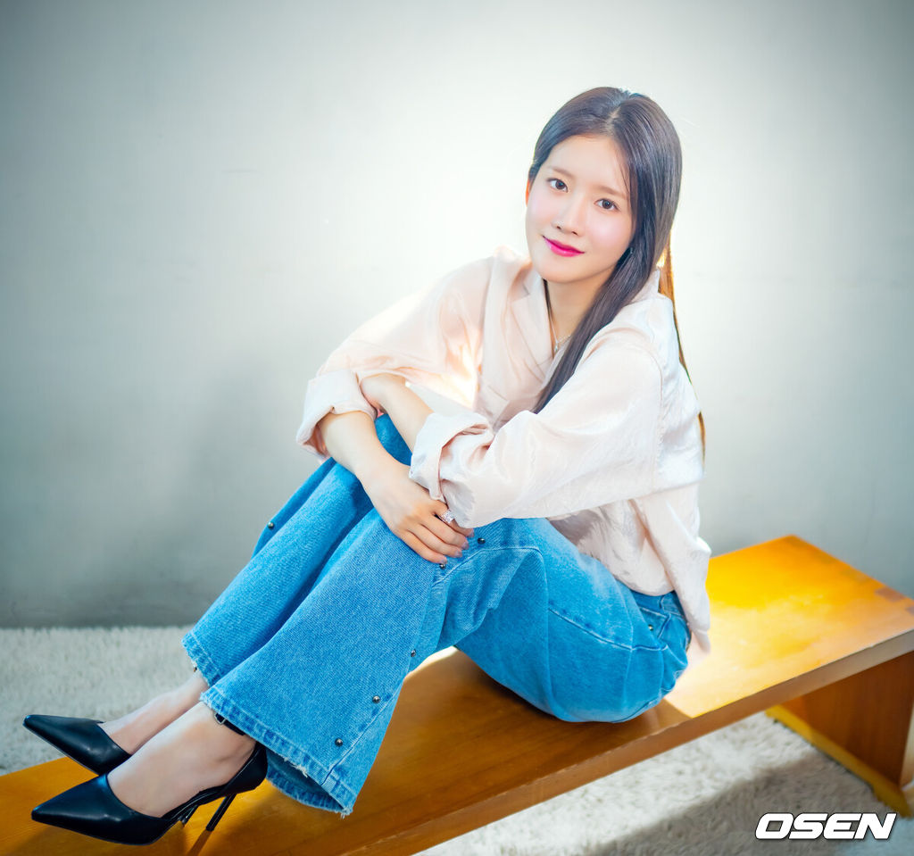 배우 추소정이 최근 서울 마포구 합정동 OSEN 사옥에서 인터뷰를 가졌다.배우 추소정(우주소녀 엑시)은 tvN 월화드라마 ‘이혼보험’에서 보험 사고의 손해액을 결정해 보험금을 지급하는 손해사정사 조아영 역을 맡아 열연을 펼쳤다.배우 추소정이 카메라 앞에서 포즈를 취하고 있다. 2025.05.07 / rumi@osen.co.kr