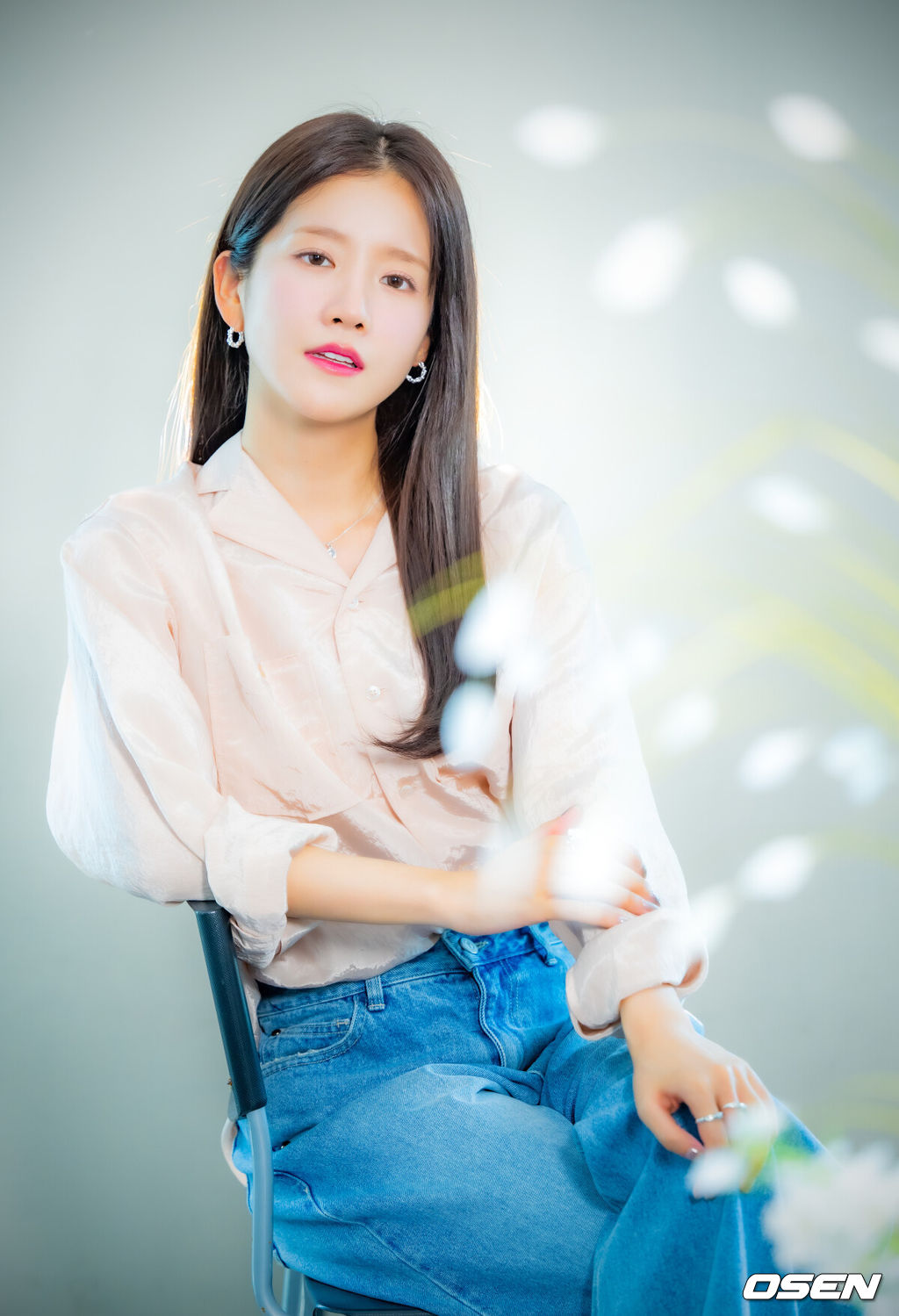 배우 추소정이 최근 서울 마포구 합정동 OSEN 사옥에서 인터뷰를 가졌다.배우 추소정(우주소녀 엑시)은 tvN 월화드라마 ‘이혼보험’에서 보험 사고의 손해액을 결정해 보험금을 지급하는 손해사정사 조아영 역을 맡아 열연을 펼쳤다.배우 추소정이 카메라 앞에서 포즈를 취하고 있다. 2025.05.07 / rumi@osen.co.kr