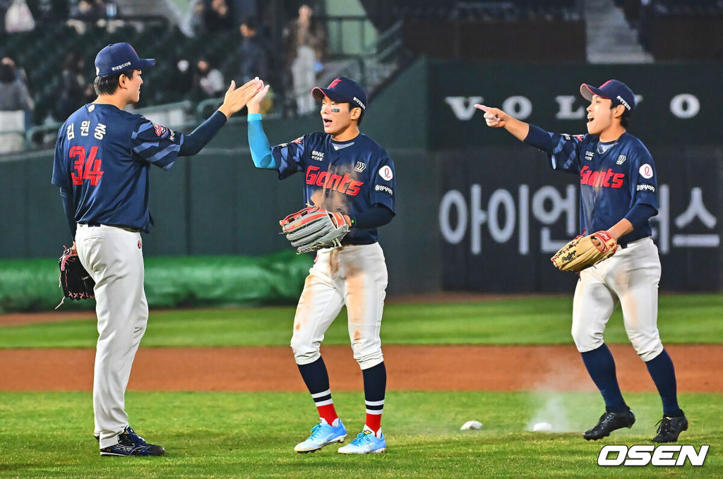 20250411 롯데 자이언츠 김원중, 장두성, 황성빈 145 2025.04.11 / foto0307@osen.co.kr