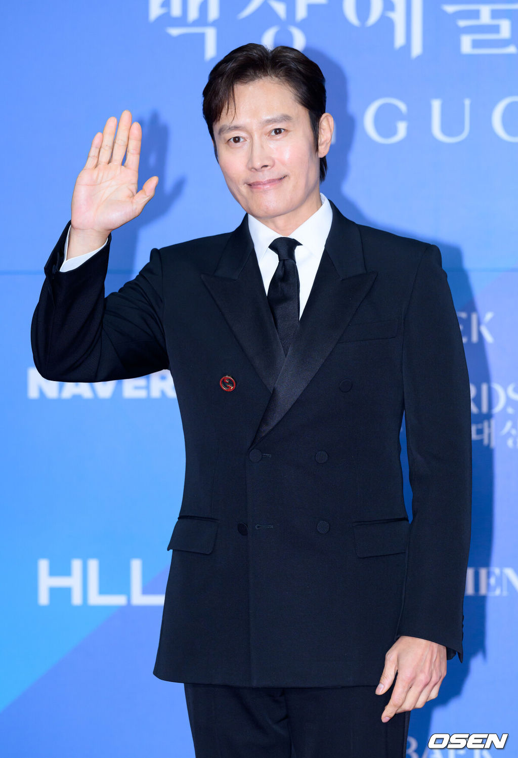 5일 오후 서울 강남구 코엑스 D홀에서 ‘제61회 백상예술대상 with 구찌’ 레드카펫 행사가 열렸다.방송·영화·연극을 아우르는 국내 유일무이 종합 예술 시상식 ‘제61회 백상예술대상 with 구찌’는 JTBC·JTBC2·JTBC4에서 동시 생중계, 프리즘·네이버TV·치지직에서 디지털 생중계된다.배우 이병헌이 레드카펫을 밟고 있다. 2025.05.05 /sunday@osen.co.kr