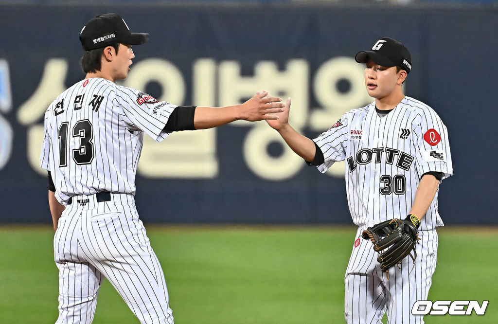 18일 대구삼성라이온즈파크에서 2025 신한 SOL 뱅크 KBO 리그 삼성 라이온즈와 롯데 자이언츠의 경기가 열렸다. 홈팀 삼성은 이승현이, 방문팀 롯데는 데이비슨이 선발 출전했다. 롯데 자이언츠 이호준이 9회말 2사 1,2루 삼성 라이온즈 이병헌의 안타성 타구를 점프로 잡아내고 경기를 마무리한 후 전민재와 하이파이브를 하고 있다. 2025.04.18 / foto0307@osen.co.kr
