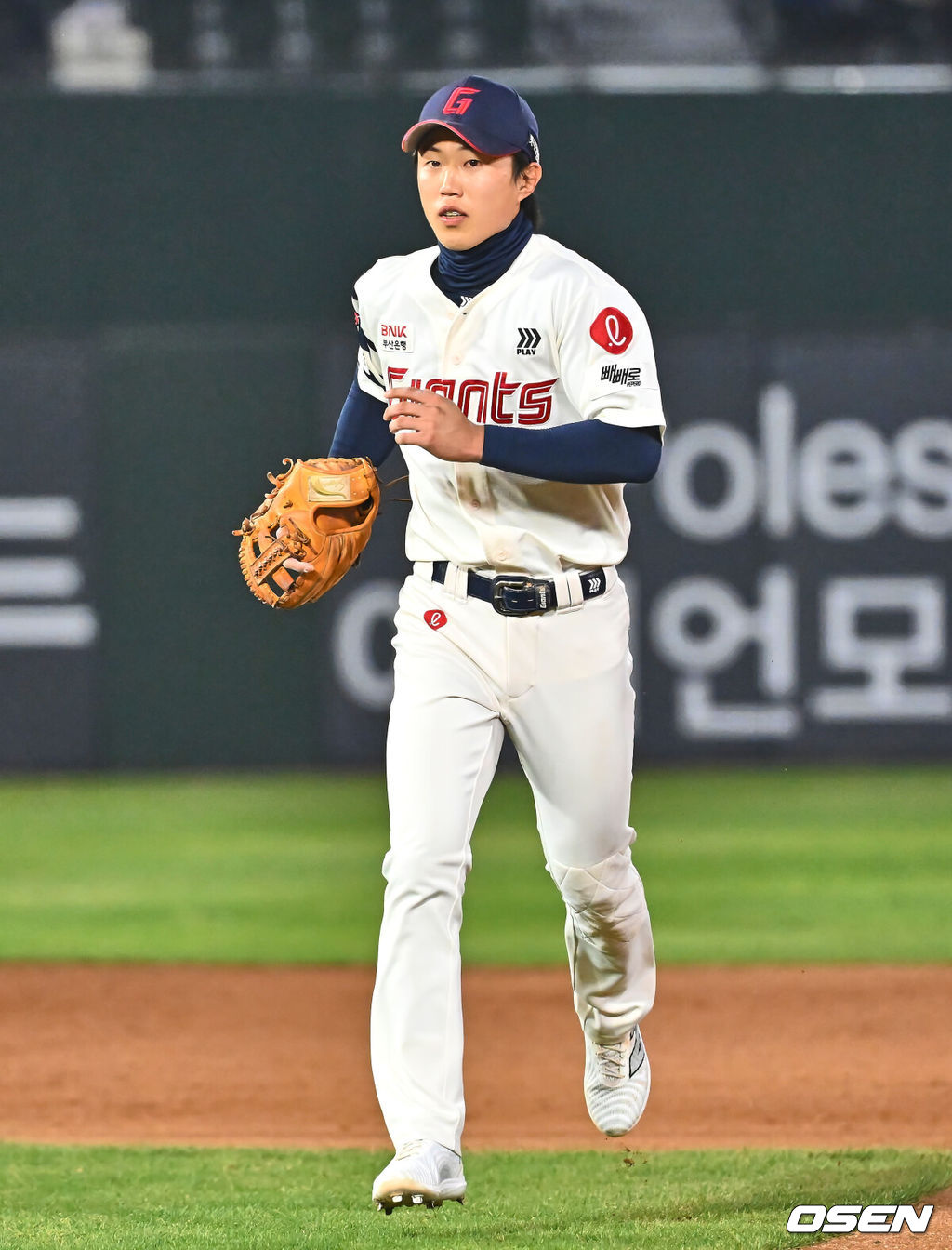 10일 부산 사직야구장에서 2025 신한 SOL 뱅크 KBO 리그 롯데 자이언츠와 KIA 타이거즈의 경기가 열렸다. 홈팀 롯데는 반즈가, 방문팀 KIA는 윤영철이 선발로 출전했다.롯데 자이언츠 전민재가 4회초 2사 2,3루 KIA 타이거즈 김태군의 타구를 잡아 1루에 던져 아웃시키고 더그아웃으로 들어오고 있다. 2025.04.10 / foto0307@osen.co.kr