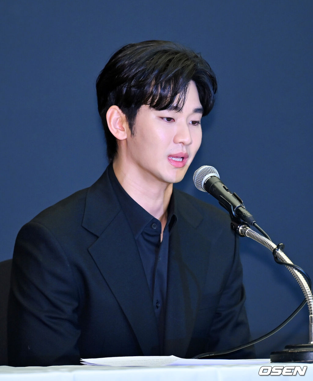 31일 오후 서울 마포구 상암동 스탠포드호텔에서 김수현 기자회견이 열렸다.배우 김수현은 故김새론 사망 이후 그를 휘감은 미성년자 열애 의혹 등에 대한 기자회견에 참석한다. 고인 사망 후 44일 만이며, 김수현은 법무법인 엘케이비앤파트너스 김종복 변호사와 함께 참석한다. 다만 기자회견에서 질의응답은 이뤄지지 않는다.배우 김수현이 기자회견을 하고 있다. 2025.03.31 / rumi@osen.co.kr