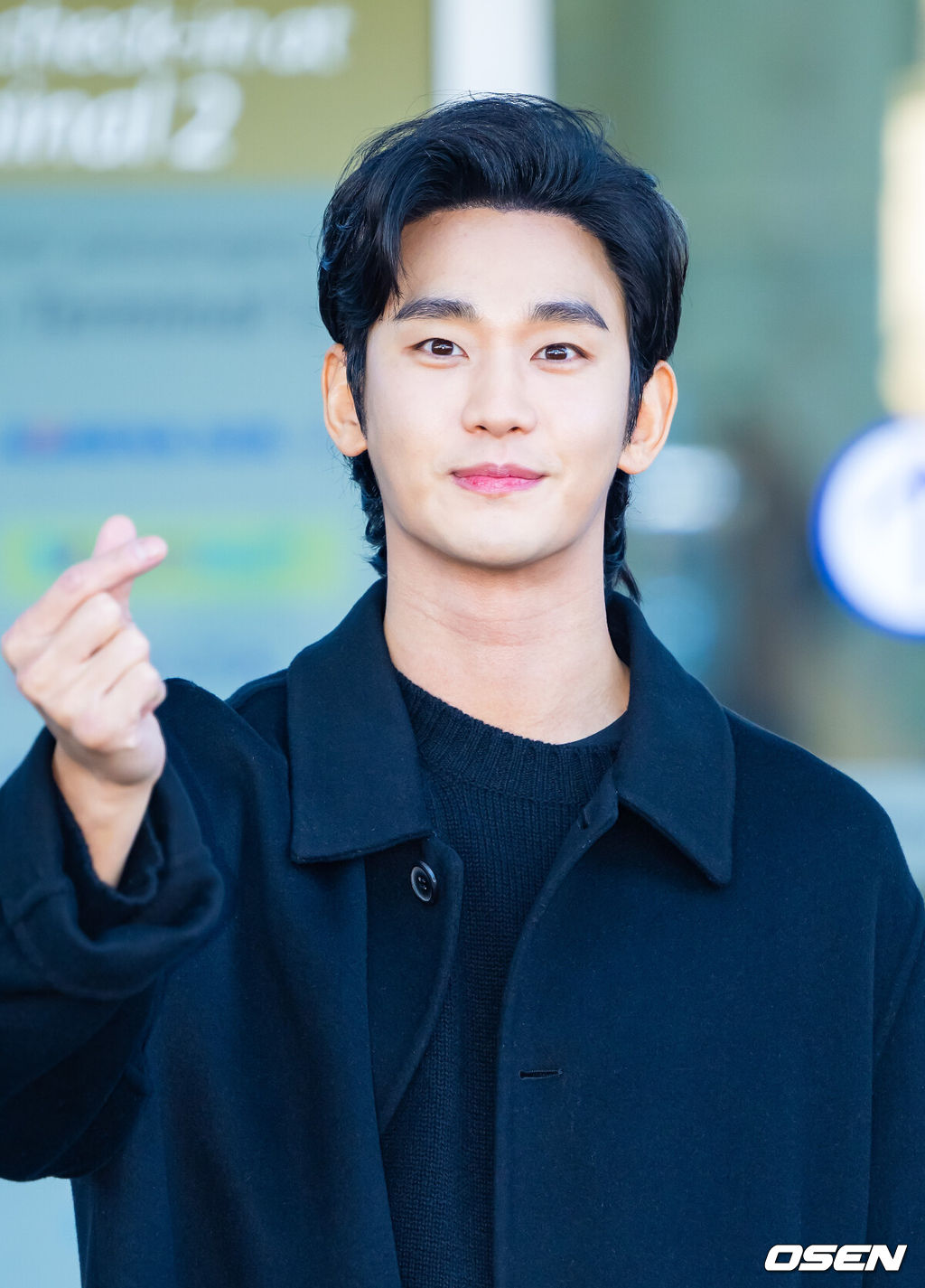배우 김수현이 해외 일정을 위해 17일 오전 인천국제공항을 통해 출국했다.배우 김수현은 이날 밀라노 패션위크 참석 차 인천공항을 통해 이태리 밀라노로 출국했다.배우 김수현이 출국장으로 향하며 포즈를 취하고 있다. 2025.01.17 / rumi@osen.co.kr
