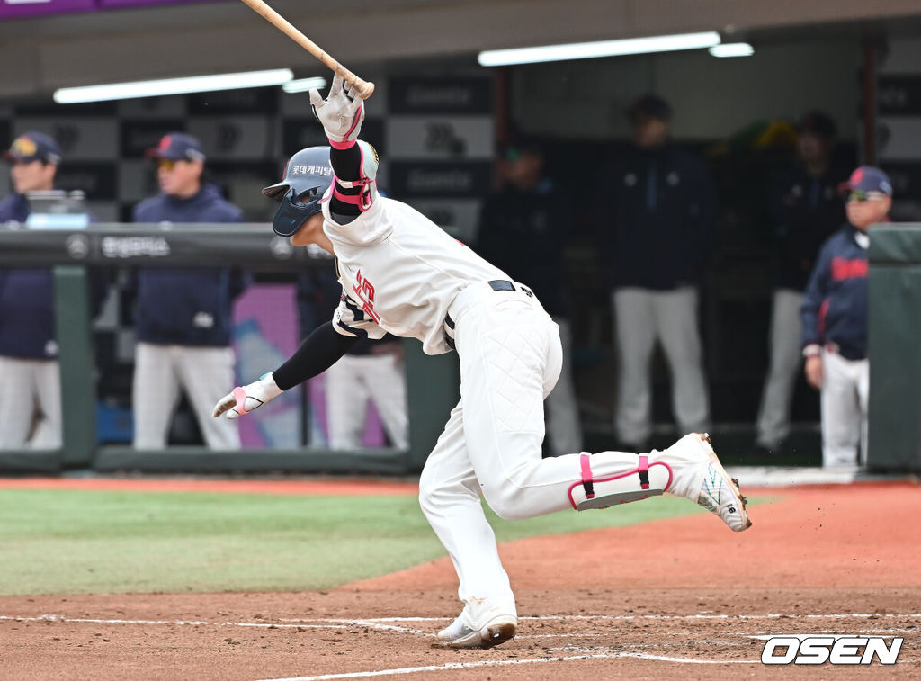 6일 부산 사직야구장에서 2025 신한 SOL 뱅크 KBO 리그 롯데 자이언츠와 SSG 랜더스의 경기가 열렸다. 홈팀 롯데는 박세웅, 방문팀 SSG는 문승원이 선발 출전했다.롯데 자이언츠 윤동희가 3회말 1사 3루 우익수 앞 1타점 안타를 치고 있다. 2025.05.06 / foto0307@osen.co.kr