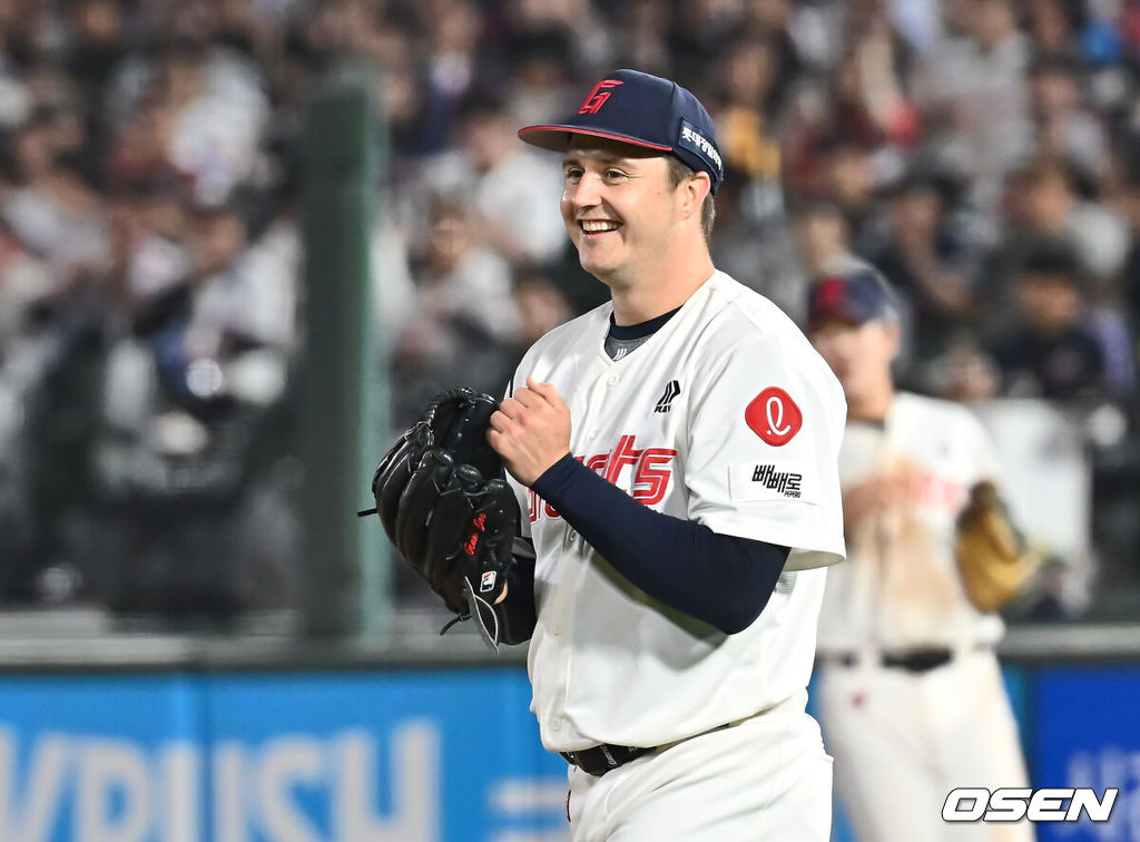 7일 부산 사직야구장에서 2025 신한 SOL 뱅크 KBO 리그 롯데 자이언츠와 SSG 랜더스의 경기가 열렸다. 홈팀 롯데는 데이비슨, 방문팀 SSG는 송영진이 선발 출전했다.롯데 자이언츠 선발 투수 데이비슨이 5회초 1사 SSG 랜더스 고명준의 3루 직선타를 잡은 손호영을 보며 감사하고 있다. 2025.05.07 / foto0307@osen.co.kr