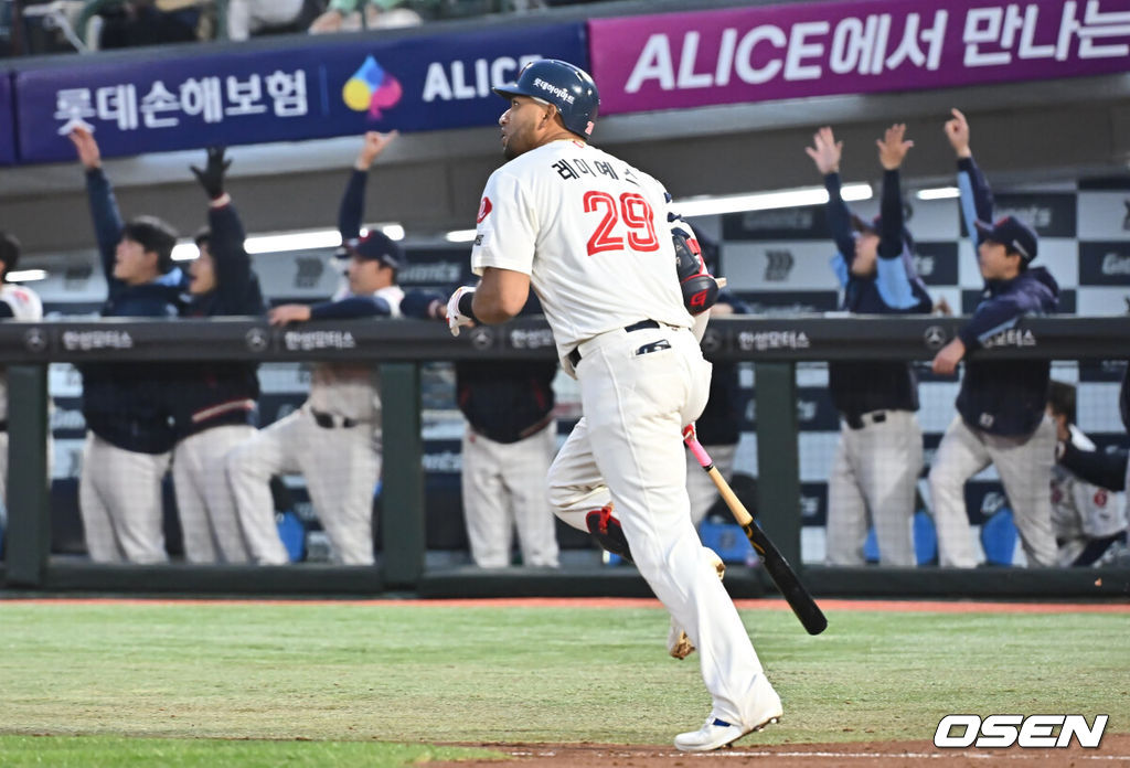 7일 부산 사직야구장에서 2025 신한 SOL 뱅크 KBO 리그 롯데 자이언츠와 SSG 랜더스의 경기가 열렸다. 홈팀 롯데는 데이비슨, 방문팀 SSG는 송영진이 선발 출전했다.롯데 자이언츠 레이예스가 3회말 1사 1,2루 우중월 3점홈런을 치고 있다. 2025.05.07 / foto0307@osen.co.kr
