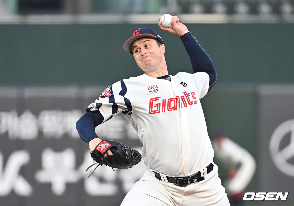 7일 부산 사직야구장에서 2025 신한 SOL 뱅크 KBO 리그 롯데 자이언츠와 SSG 랜더스의 경기가 열렸다. 홈팀 롯데는 데이비슨, 방문팀 SSG는 송영진이 선발 출전했다.롯데 자이언츠 선발 투수 데이비슨이 역투하고 있다. 2025.05.07 / foto0307@osen.co.kr