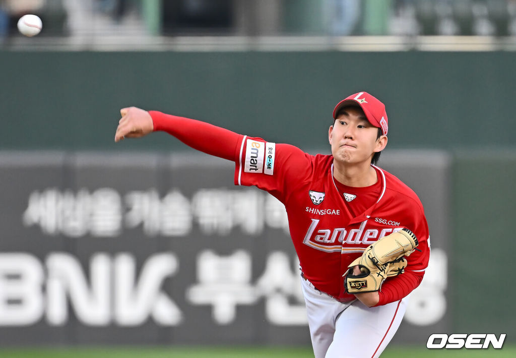 7일 부산 사직야구장에서 2025 신한 SOL 뱅크 KBO 리그 롯데 자이언츠와 SSG 랜더스의 경기가 열렸다. 홈팀 롯데는 데이비슨, 방문팀 SSG는 송영진이 선발 출전했다.SSG 랜더스 선발 투수 송영진이 역투하고 있다. 2025.05.07 / foto0307@osen.co.kr