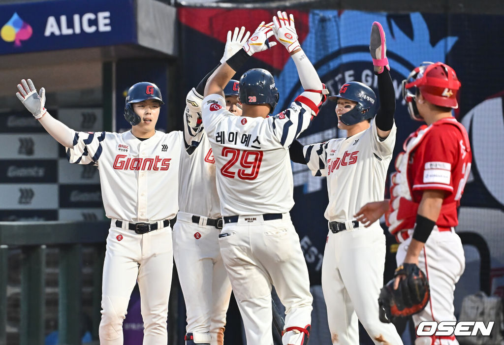 7일 부산 사직야구장에서 2025 신한 SOL 뱅크 KBO 리그 롯데 자이언츠와 SSG 랜더스의 경기가 열렸다. 홈팀 롯데는 데이비슨, 방문팀 SSG는 송영진이 선발 출전했다.롯데 자이언츠 레이예스가 3회말 1사 1,2루 우중월 3점홈런을 치고 선행주자들의 축하를 받고 있다. 2025.05.07 / foto0307@osen.co.kr