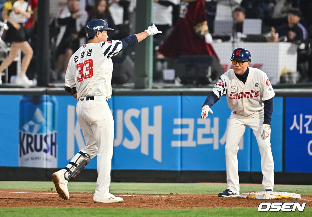 7일 부산 사직야구장에서 2025 신한 SOL 뱅크 KBO 리그 롯데 자이언츠와 SSG 랜더스의 경기가 열렸다. 홈팀 롯데는 데이비슨, 방문팀 SSG는 송영진이 선발 출전했다.롯데 자이언츠 손호영이 3회말 1사 1,2루 좌익수 왼쪽 1타점 안타를 치고 세리머니를 하고 있다. 2025.05.07 / foto0307@osen.co.kr