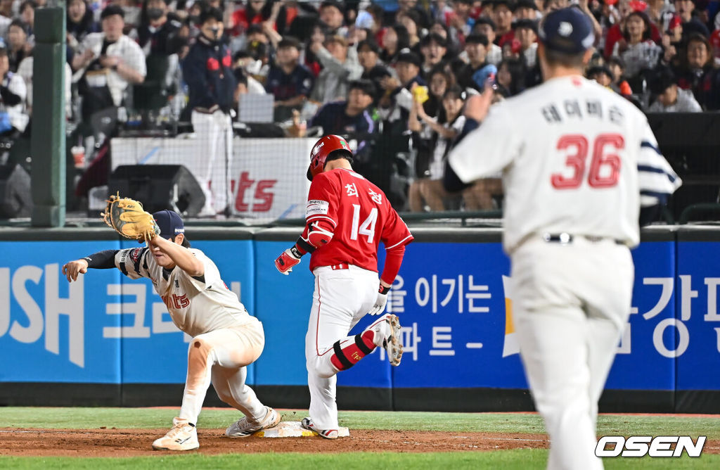 7일 부산 사직야구장에서 2025 신한 SOL 뱅크 KBO 리그 롯데 자이언츠와 SSG 랜더스의 경기가 열렸다. 홈팀 롯데는 데이비슨, 방문팀 SSG는 송영진이 선발 출전했다.SSG 랜더스 최정이 7회초 무사 1루 3루수 앞 땅볼로 병살당하고 있다. 2025.05.07 / foto0307@osen.co.kr