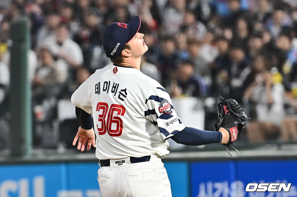7일 부산 사직야구장에서 2025 신한 SOL 뱅크 KBO 리그 롯데 자이언츠와 SSG 랜더스의 경기가 열렸다. 홈팀 롯데는 데이비슨, 방문팀 SSG는 송영진이 선발 출전했다.롯데 자이언츠 선발 투수 데이비슨이 8회초 2사 3루 SSG 랜더스 조형우에게 좌익수 오른쪽 1타점 안타를 맞고 아쉬워하고 있다. 2025.05.07 / foto0307@osen.co.kr