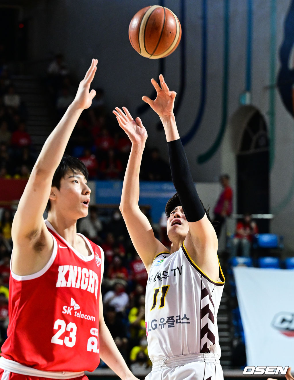 7일 오후 서울 송파구 잠실학생체육관에서 '2024-25 KCC 프로농구 챔피언결정전 2차전' 서울 SK 나이츠와 창원 LG 세이커스의 경기가 열렸다.지난 5일 진행된 1차전에서는 창원LG가 75-66으로 승리를 거두며 우승 확률 70.4%를 거머쥐었다.3쿼터 LG 허일영이 슛을 시도하고 있다. 2025.05.07 /cej@osen.co.kr