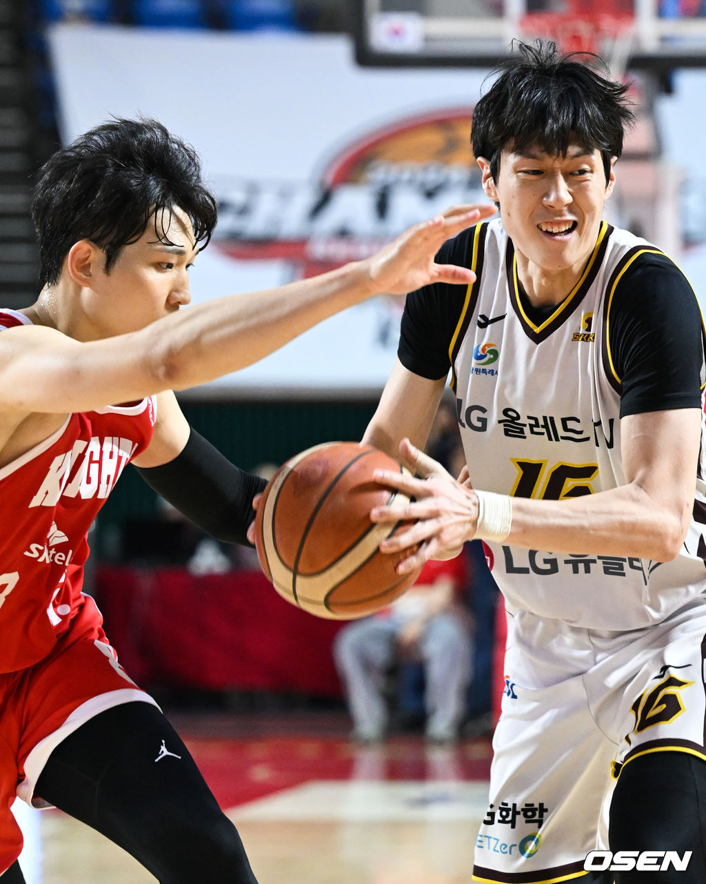 7일 오후 서울 송파구 잠실학생체육관에서 '2024-25 KCC 프로농구 챔피언결정전 2차전' 서울 SK 나이츠와 창원 LG 세이커스의 경기가 열렸다.지난 5일 진행된 1차전에서는 창원LG가 75-66으로 승리를 거두며 우승 확률 70.4%를 거머쥐었다.3쿼터 SK 안영준이 LG 정인덕의 공을 스틸하고 있다. 2025.05.07 /cej@osen.co.kr