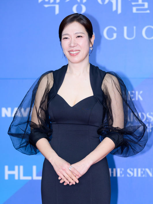 5일 오후 서울 강남구 코엑스 D홀에서 ‘제61회 백상예술대상 with 구찌’ 레드카펫 행사가 열렸다.<br /><br />방송·영화·연극을 아우르는 국내 유일무이 종합 예술 시상식 ‘제61회 백상예술대상 with 구찌’는 JTBC·JTBC2·JTBC4에서 동시 생중계, 프리즘·네이버TV·치지직에서 디지털 생중계된다.<br /><br />배우 염혜란이 레드카펫을 밟고 있다. 2025.05.05 /sunday@osen.co.kr