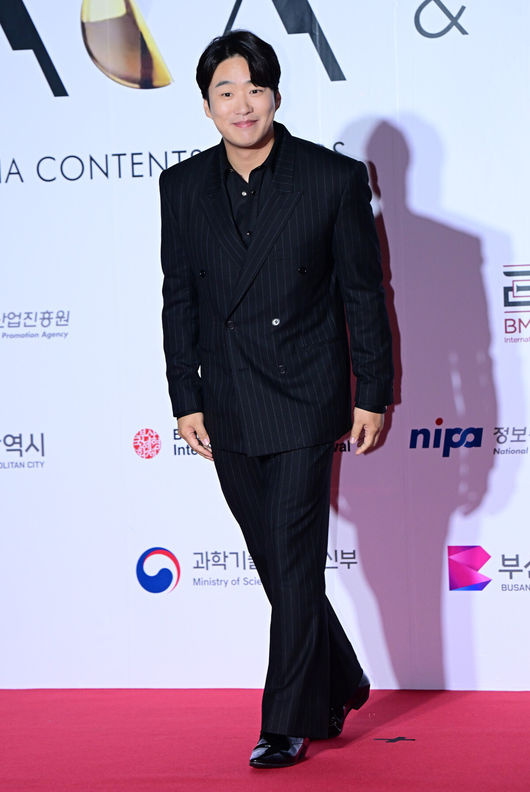 6일 오후 부산 해운대구 영화의전당 BIFF 야외무대에서 제29회 부산국제영화제 '2024 아시아콘텐츠어워즈&글로벌OTT어워즈’가 열렸다.<br /><br />이번 부산국제영화제(이하 부국제)에서는 지난 2일 개막작 ‘전.란’을 시작으로 상영작 54편을 포함해 총 63개국의 영화작품 278편을 영화의전당, CGV센텀시티, 롯데시네마 센텀시티, 영화진흥위원회 표준시사실, 메가박스 부산극장 등 총 5개 극장 26개 상영관에서 만나 볼 수 있다.<br /><br />배우 안재홍이 포즈를 취하고 있다. 2024.10.06 / jpnews@osen.co.kr