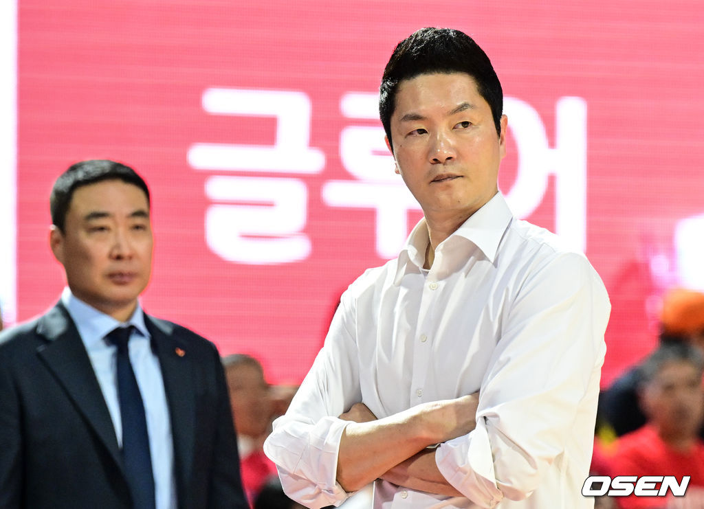 7일 오후 서울 송파구 잠실학생체육관에서 '2024-25 KCC 프로농구 챔피언결정전 2차전' 서울 SK 나이츠와 창원 LG 세이커스의 경기가 열렸다.지난 5일 진행된 1차전에서는 창원LG가 75-66으로 승리를 거두며 우승 확률 70.4%를 거머쥐었다.SK 전희철 감독이 경기를 지켜보고 있다. 2025.05.07 /cej@osen.co.kr