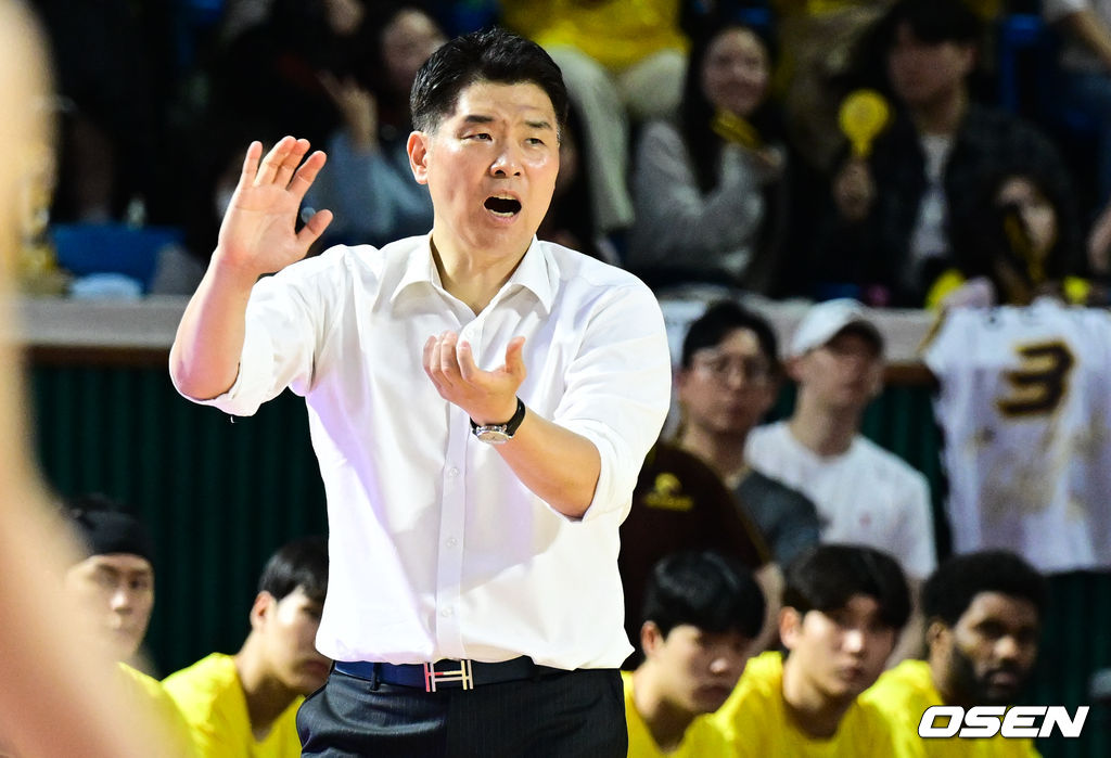 7일 오후 서울 송파구 잠실학생체육관에서 '2024-25 KCC 프로농구 챔피언결정전 2차전' 서울 SK 나이츠와 창원 LG 세이커스의 경기가 열렸다.지난 5일 진행된 1차전에서는 창원LG가 75-66으로 승리를 거두며 우승 확률 70.4%를 거머쥐었다.LG 조상현 감독이 작전을 지시하고 있다. 2025.05.07 /cej@osen.co.kr