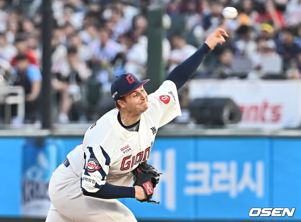 7일 부산 사직야구장에서 2025 신한 SOL 뱅크 KBO 리그 롯데 자이언츠와 SSG 랜더스의 경기가 열렸다. 홈팀 롯데는 데이비슨, 방문팀 SSG는 송영진이 선발 출전했다.롯데 자이언츠 선발 투수 데이비슨이 역투하고 있다. 2025.05.07 / foto0307@osen.co.kr