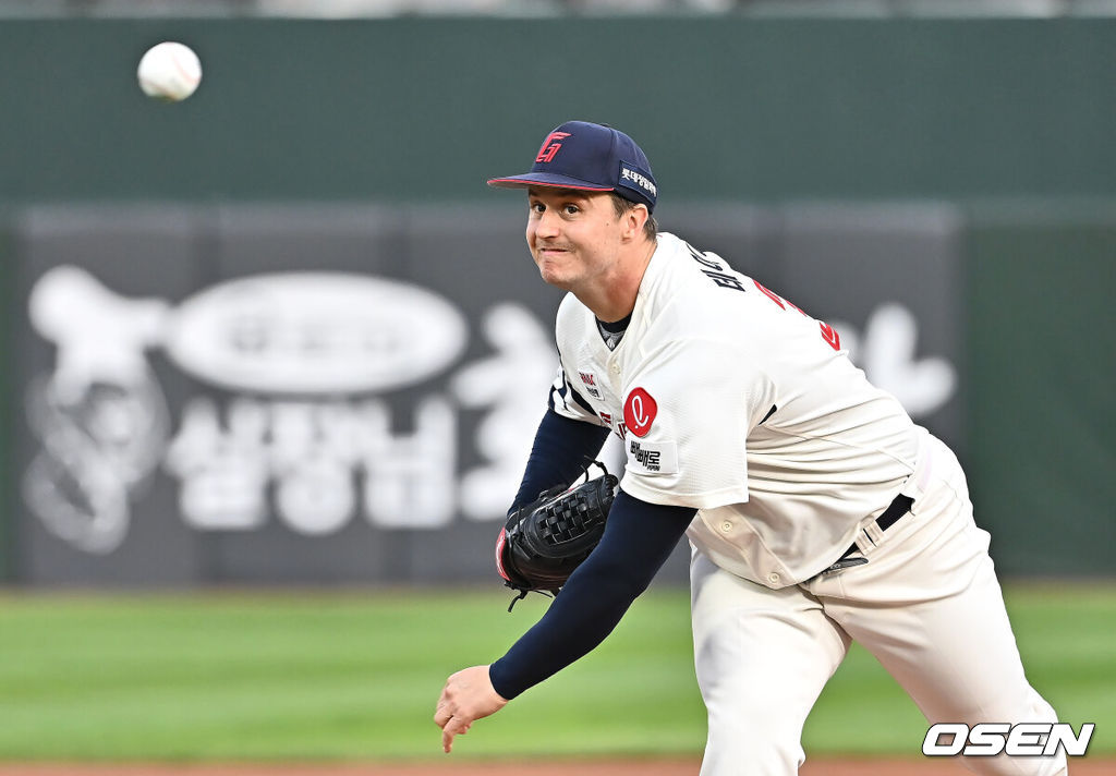 7일 부산 사직야구장에서 2025 신한 SOL 뱅크 KBO 리그 롯데 자이언츠와 SSG 랜더스의 경기가 열렸다. 홈팀 롯데는 데이비슨, 방문팀 SSG는 송영진이 선발 출전했다.롯데 자이언츠 선발 투수 데이비슨이 역투하고 있다. 2025.05.07 / foto0307@osen.co.kr