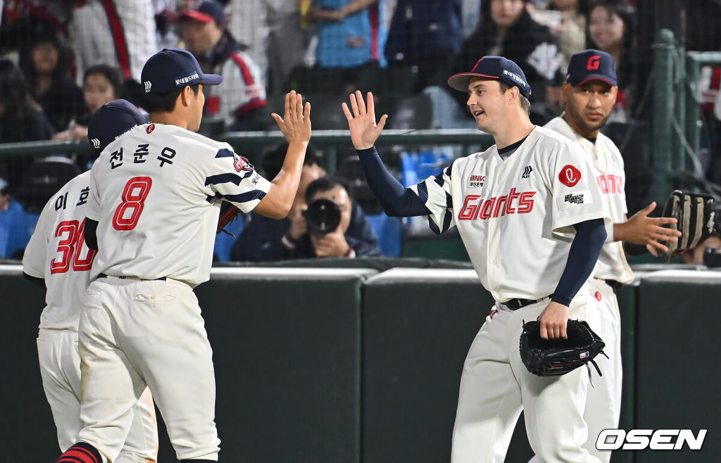 7일 부산 사직야구장에서 2025 신한 SOL 뱅크 KBO 리그 롯데 자이언츠와 SSG 랜더스의 경기가 열렸다. 홈팀 롯데는 데이비슨, 방문팀 SSG는 송영진이 선발 출전했다.롯데 자이언츠 선발 투수 데이비슨이 4회초 2사 1루 SSG 랜더스 맥브룸의 타구를 잡은 전준우와 하이파이브를 하고 있다. 2025.05.07 / foto0307@osen.co.kr