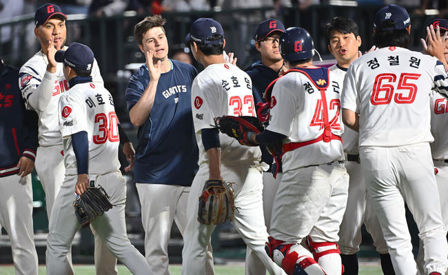 7일 부산 사직야구장에서 2025 신한 SOL 뱅크 KBO 리그 롯데 자이언츠와 SSG 랜더스의 경기가 열렸다. 홈팀 롯데는 데이비슨, 방문팀 SSG는 송영진이 선발 출전했다.롯데 자이언츠 선발 투수 데이비슨과 레이예스가 SSG 랜더스에 6-2로 승리한 후 동료들과 기쁨을 나누고 있다. 2025.05.07 / foto0307@osen.co.kr