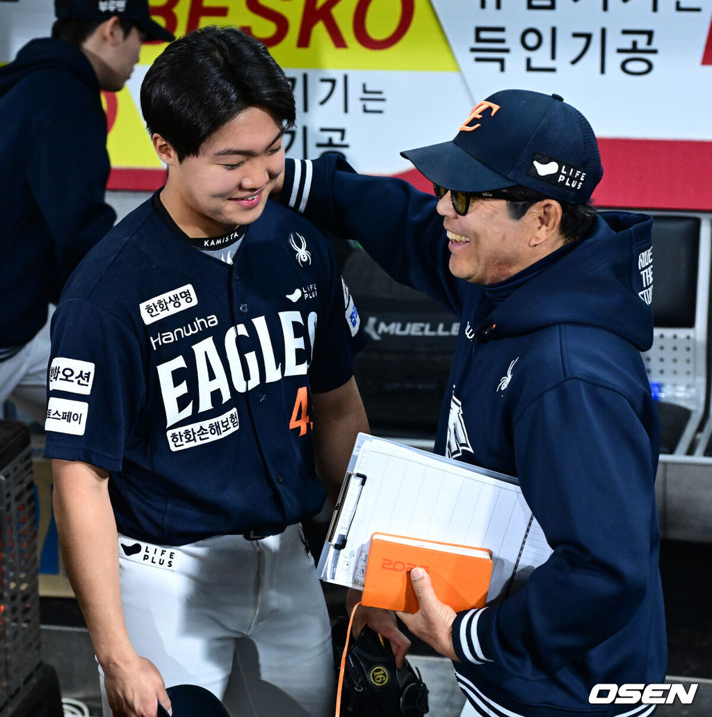한화 양상문 투수코치가 데뷔 첫 승을 거둔 정우주를 축하하고 있다. 2025.05.02 /jpnews@osen.co.kr