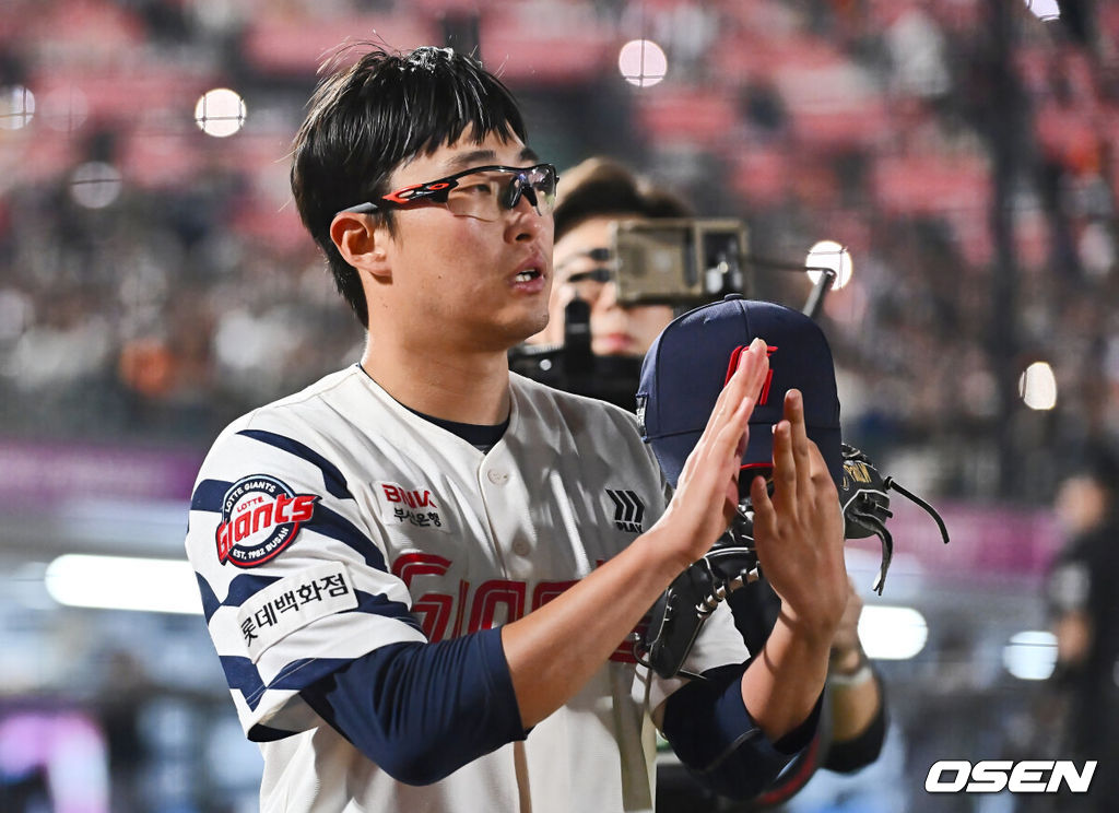 24일 부산 사직야구장에서 2025 신한 SOL 뱅크 KBO 리그 롯데 자이언츠와 한화 이글스의 경기가 열렸다. 홈팀 롯데는 박세웅, 방문팀 한화는 류현진이 선발 출전했다.롯데 자이언츠 선발 투수 박세웅이 6회초 수비를 끝내고 동료들에게 감사 인사를 하고 있다. 2025.04.24 / foto0307@osen.co.kr