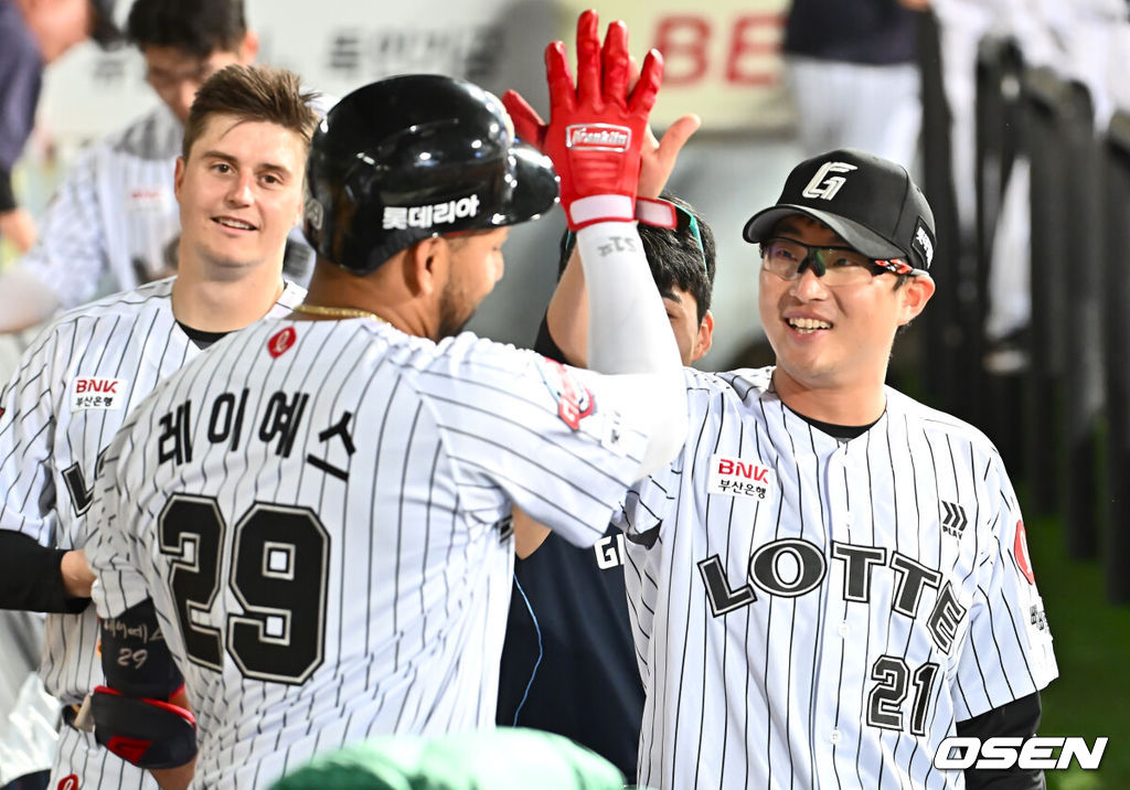 18일 대구삼성라이온즈파크에서 2025 신한 SOL 뱅크 KBO 리그 삼성 라이온즈와 롯데 자이언츠의 경기가 열렸다. 홈팀 삼성은 이승현이, 방문팀 롯데는 데이비슨이 선발 출전했다. 롯데 자이언츠 레이예스가 5회초 2사 2루 좌월 2점 홈런을 치고 박세웅의 축하를 받고 있다. 2025.04.18 / foto0307@osen.co.kr