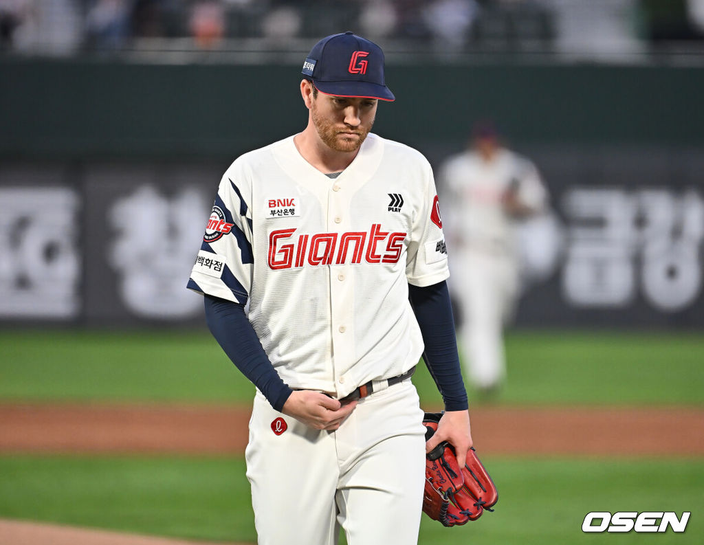 23일 부산 사직야구장에서 2025 신한 SOL 뱅크 KBO 리그 롯데 자이언츠와 한화 이글스의 경기가 열렸다. 홈팀 롯데는 반즈, 방문팀 한화는 와이스가 선발 출전했다.롯데 자이언츠 선발 투수 반즈가 1회초 5실점하고 아쉬워하고 있다. 2025.04.23 / foto0307@osen.co.kr