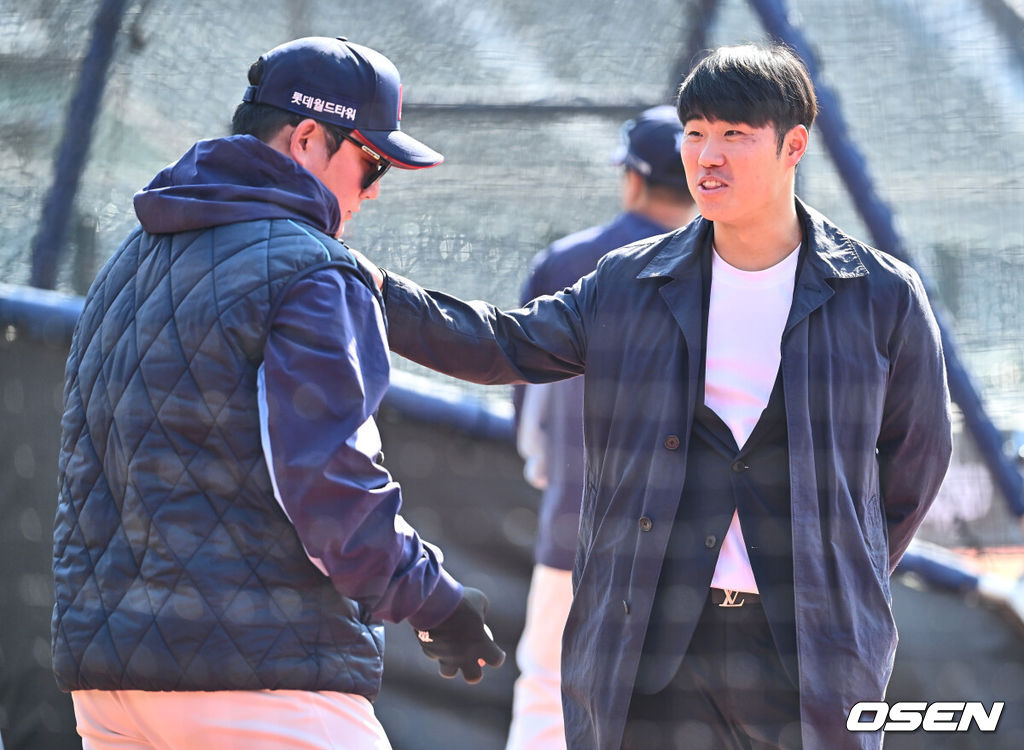 9일 부산 사직야구장에서 2025 신한 SOL 뱅크 KBO 리그 롯데 자이언츠와 KIA 타이거즈의 시범경기가 열린다. 전날 롯데는 KIA에 4-3으로 역전승했다.신본기 부산MBC 라디오 야구 해설위원이 롯데를 찾아 얘기하고 있다. 2025.03.09 /