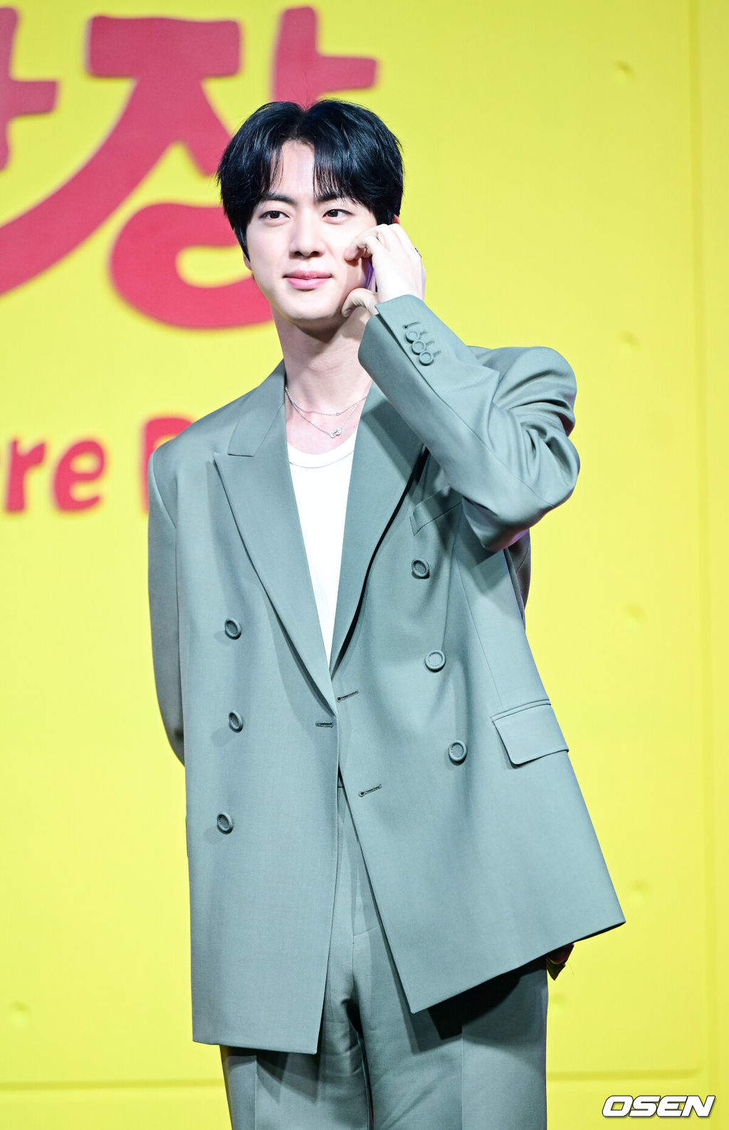 15일 오전 서울 JW 메리어트 동대문 스퀘어 서울에서 넷플릭스 '대환장 기안장' Part 2 ‘절찬리 영업중’ 기자간담회가 열렸다.'대환장 기안장'은 기안적 낭만이 가득한 울릉도 기안장에서 기안84, BTS 진, 지예은이 숙박객들과 펼치는 기상천외한 신개념 민박 버라이어티다.방탄소년단 진이 포토타임을 하고 있다. 2025.04.15 / dreamer@osen.co.kr