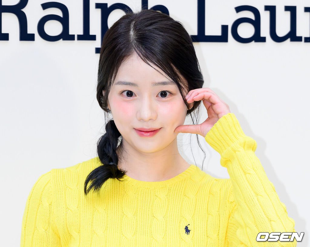 26일 서울 사운즈 한남에서 패션 브랜드의 여성 스토어 오픈 기념 이벤트 포토콜이 열렸다.이날 행사에는 에스파 윈터, 아이브 레이, 배우 홍화연, 채서안이 참석해 자리를 빛냈다.배우 채서안이 포토타임을 가지고 있다. 2025.03.26 / sunday@osen.co.kr