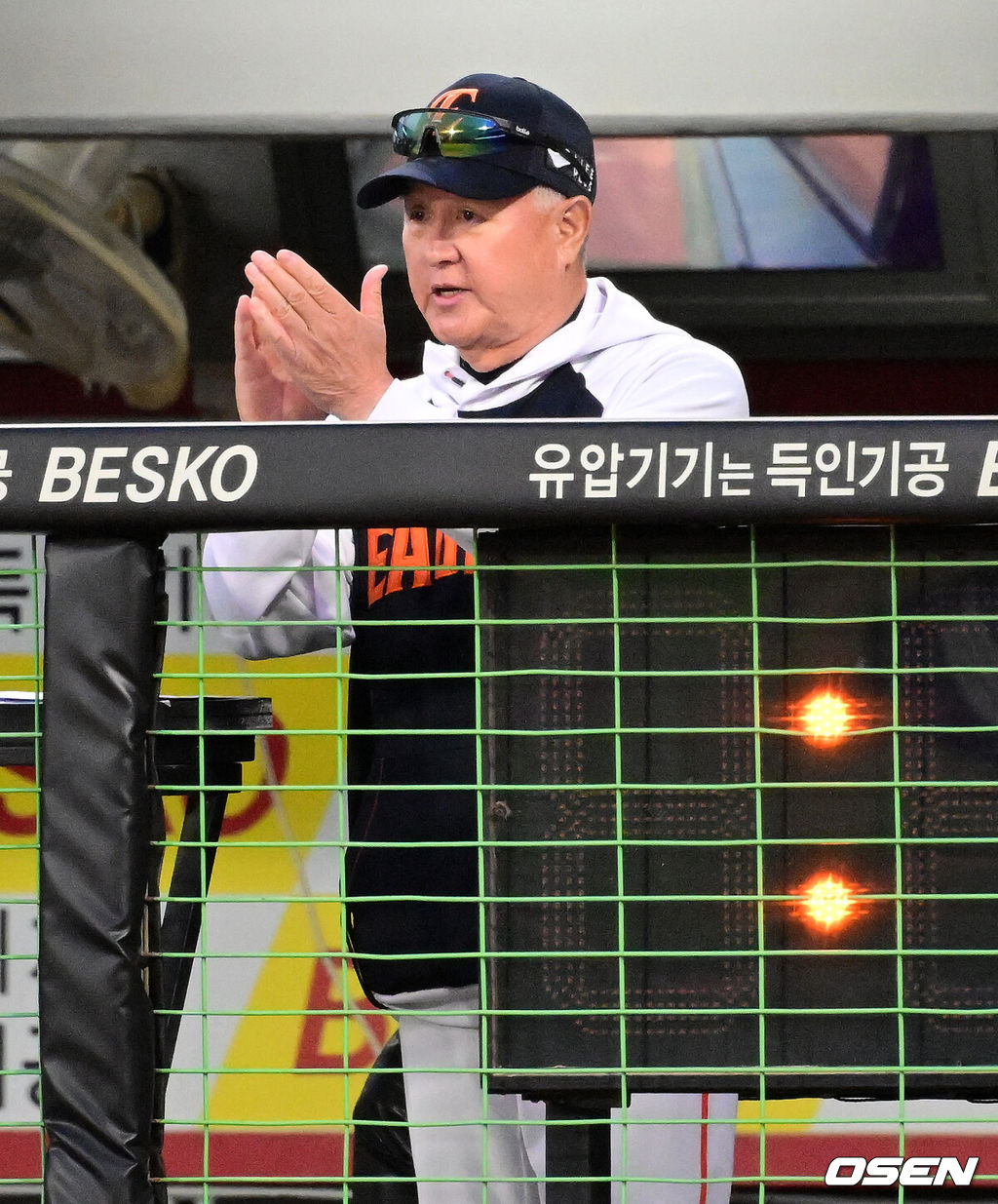 2일 오후 광주-기아 챔피언스필드에서 2025 신한 SOL Bank KBO리그 KIA 타이거즈와 한화 이글스의 경기가 열렸다.5연승에 도전하는 한화는 엄상백을, 연패를 막아야 하는 KIA는 아담 올러를 선발로 내세웠다.한화 김경문 감독이 박수를 치며 선수들을 격려하고 있다. 2025.05.02 /jpnews@osen.co.kr