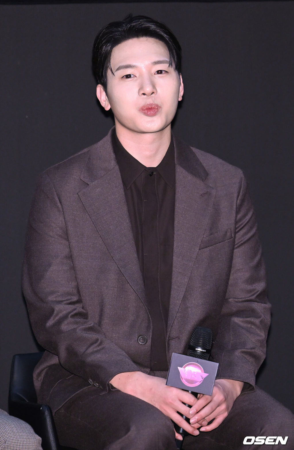22일 오후 서울 강남구 CGV 청담 씨네시티에서 엠넷 ‘초대형 노래방 서바이벌’ 기자간담회가 열렸다. 멜로망스 김민석이 취재진을 향해 포즈를 취하고 있다. 2023.11.22 / ksl0919@osen.co.kr 