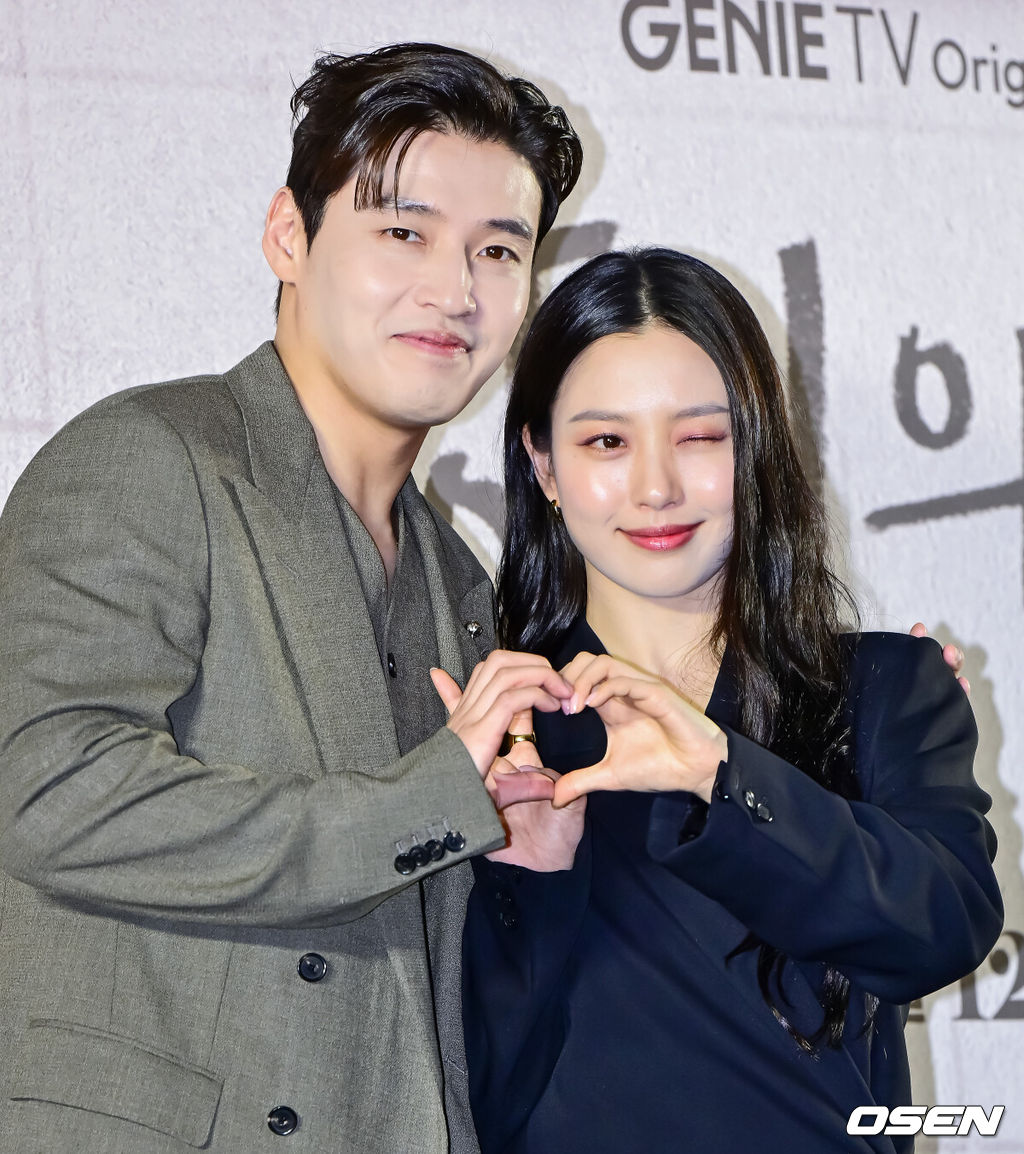 8일 오후 서울 상암 스탠포드 호텔 그랜드볼룸에서 지니 TV 오리지널 ‘당신의 맛’ 제작발표회가 열렸다.‘당신의 맛’은 식품 기업을 물려받기 위해 작은 식당을 인수 합병하는 ‘레시피 사냥꾼’이 된 재벌 상속남 한범우(강하늘 분)와 전주에서 간판도 없는 원 테이블 식당을 운영 중인 똥고집 셰프 모연주(고민시 분)의 전쟁 같은 키친 타카 성장 로맨스다.배우 강하늘, 고민시가 포즈를 취하고 있다. 2025.05.08 /jpnews@osen.co.kr