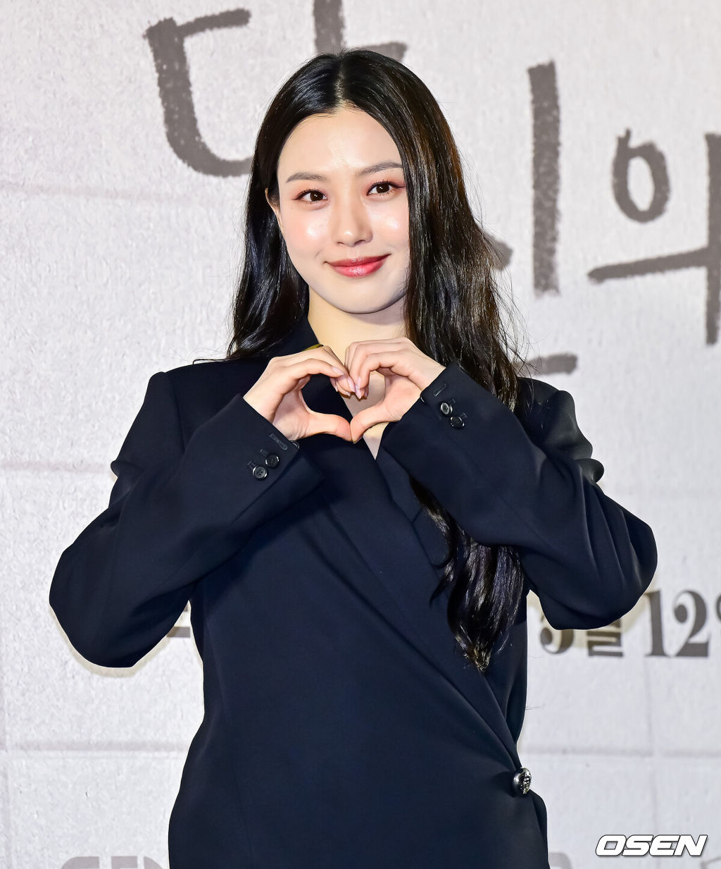 8일 오후 서울 상암 스탠포드 호텔 그랜드볼룸에서 지니 TV 오리지널 ‘당신의 맛’ 제작발표회가 열렸다.‘당신의 맛’은 식품 기업을 물려받기 위해 작은 식당을 인수 합병하는 ‘레시피 사냥꾼’이 된 재벌 상속남 한범우(강하늘 분)와 전주에서 간판도 없는 원 테이블 식당을 운영 중인 똥고집 셰프 모연주(고민시 분)의 전쟁 같은 키친 타카 성장 로맨스다.배우 고민시가 포즈를 취하고 있다. 2025.05.08 /jpnews@osen.co.kr