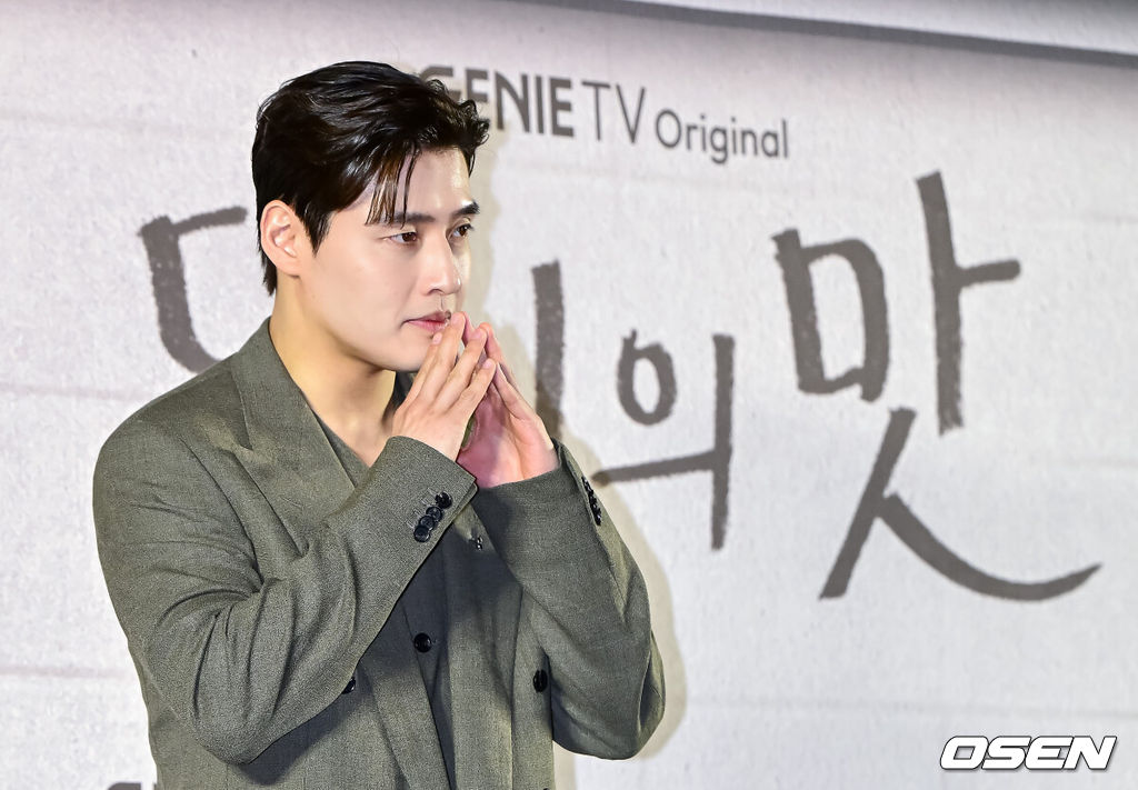 8일 오후 서울 상암 스탠포드 호텔 그랜드볼룸에서 지니 TV 오리지널 ‘당신의 맛’ 제작발표회가 열렸다.‘당신의 맛’은 식품 기업을 물려받기 위해 작은 식당을 인수 합병하는 ‘레시피 사냥꾼’이 된 재벌 상속남 한범우(강하늘 분)와 전주에서 간판도 없는 원 테이블 식당을 운영 중인 똥고집 셰프 모연주(고민시 분)의 전쟁 같은 키친 타카 성장 로맨스다.배우 강하늘이 포즈를 취하고 있다. 2025.05.08 /jpnews@osen.co.kr